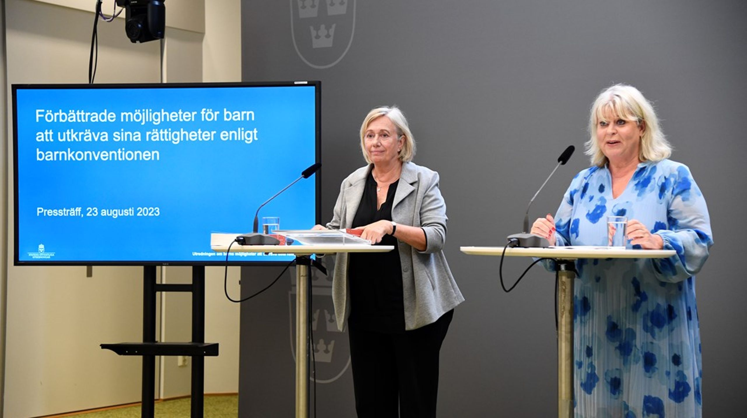 Särskilda utredaren Anita Linder och socialtjänstminister Camilla Waltersson Grönvall vid överlämnandet av slutbetänkandet.<br>
