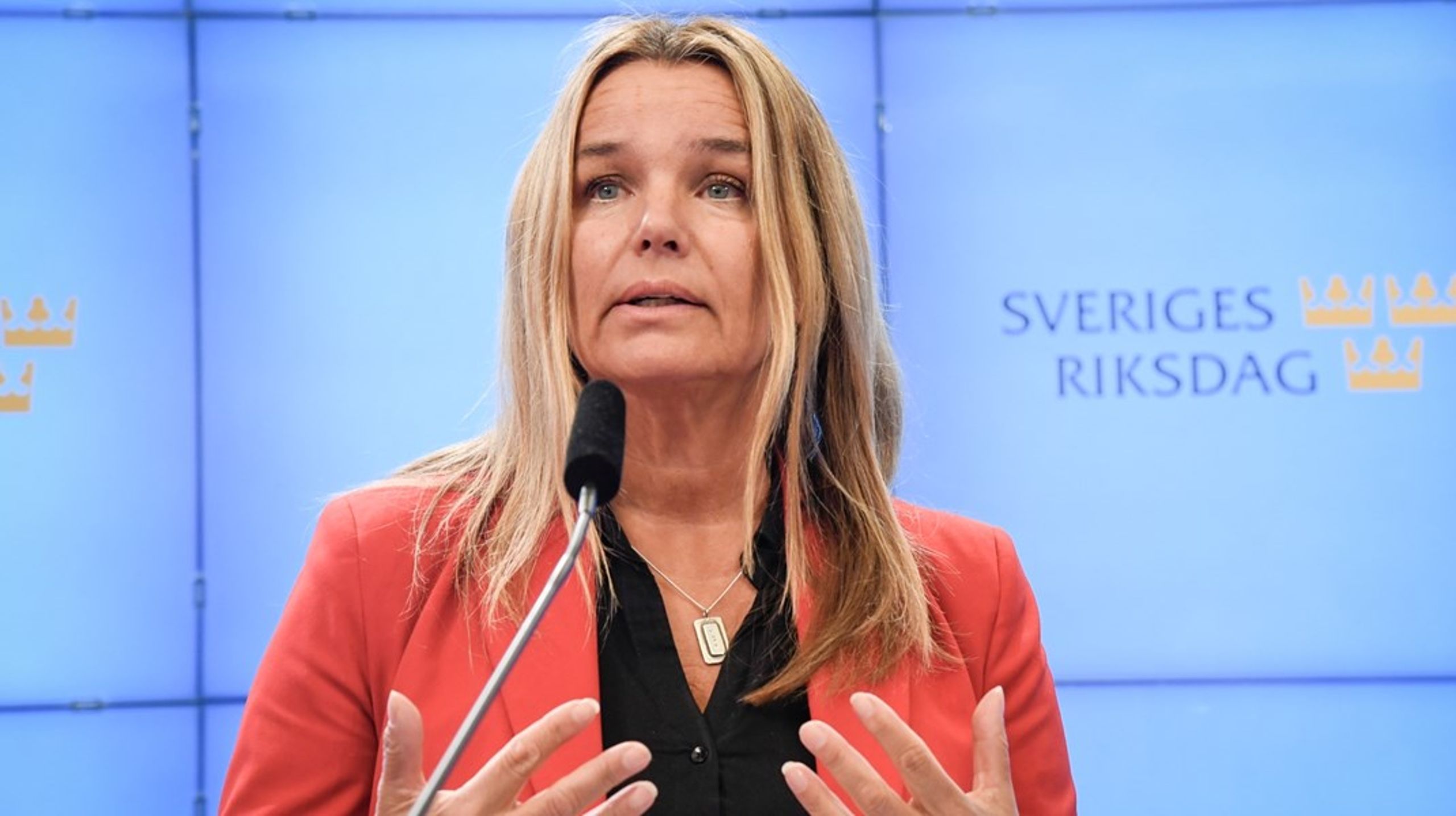 Det gäller att ligga i. Så lyder tidigare landsbygdsminister Anna-Caren Sätherbergs (S) råd till efterträdaren Peter Kullgren (KD) inför fiskekvotsförhandlingarna.