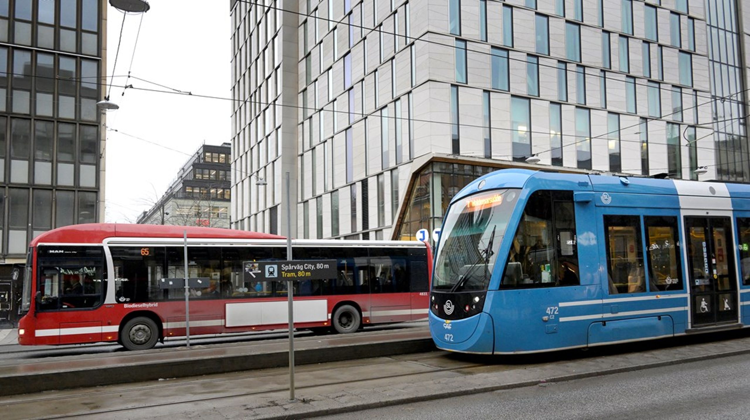 Buss och spårvagn i centrala Stockholm.