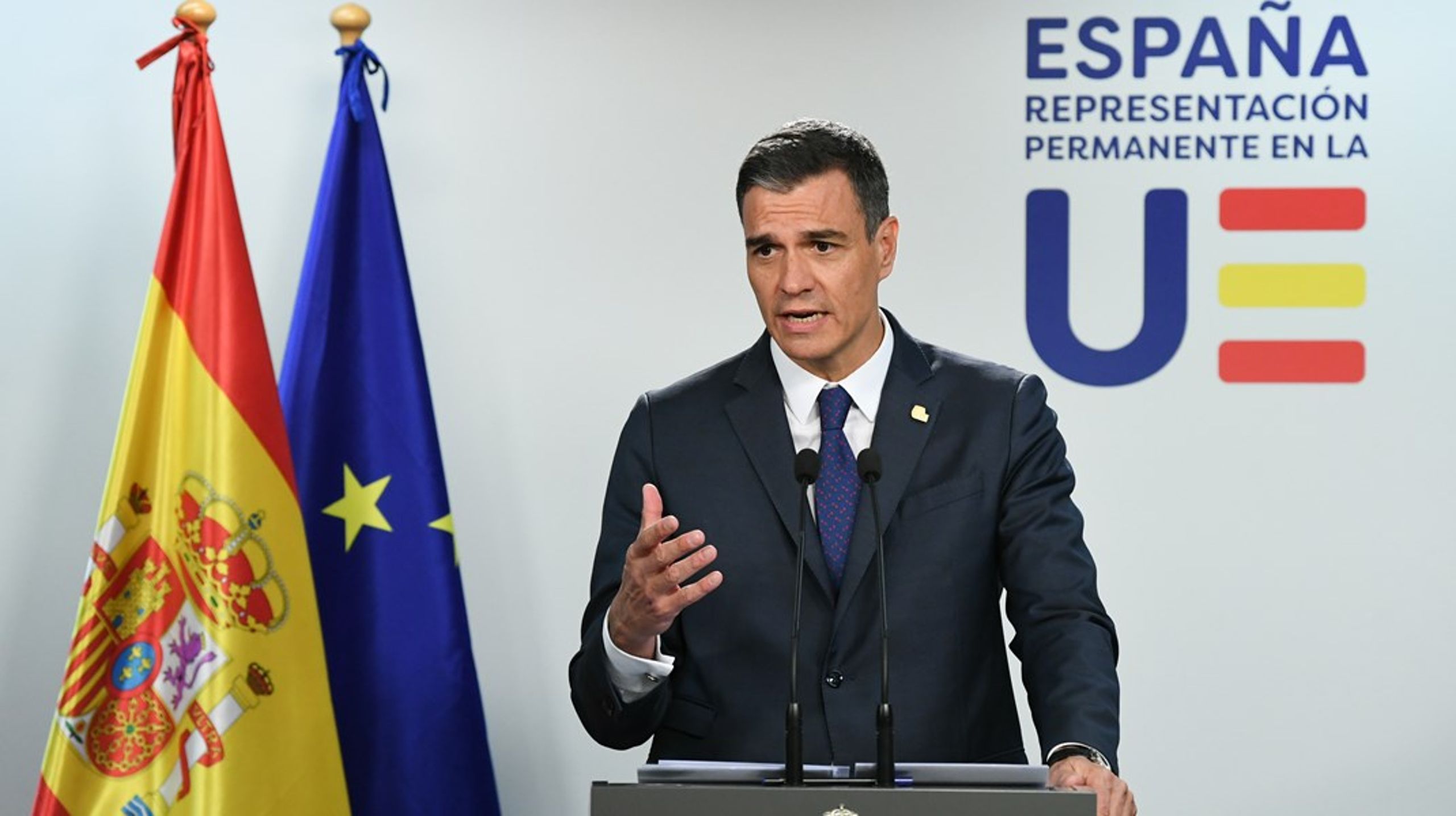 Spaniens premiärminister Pedro Sánchez framtid hänger på en skör tråd och går bland annat via uppgiften att göra katalanska, baskiska och galiciska till officiella EU-språk.<br>
