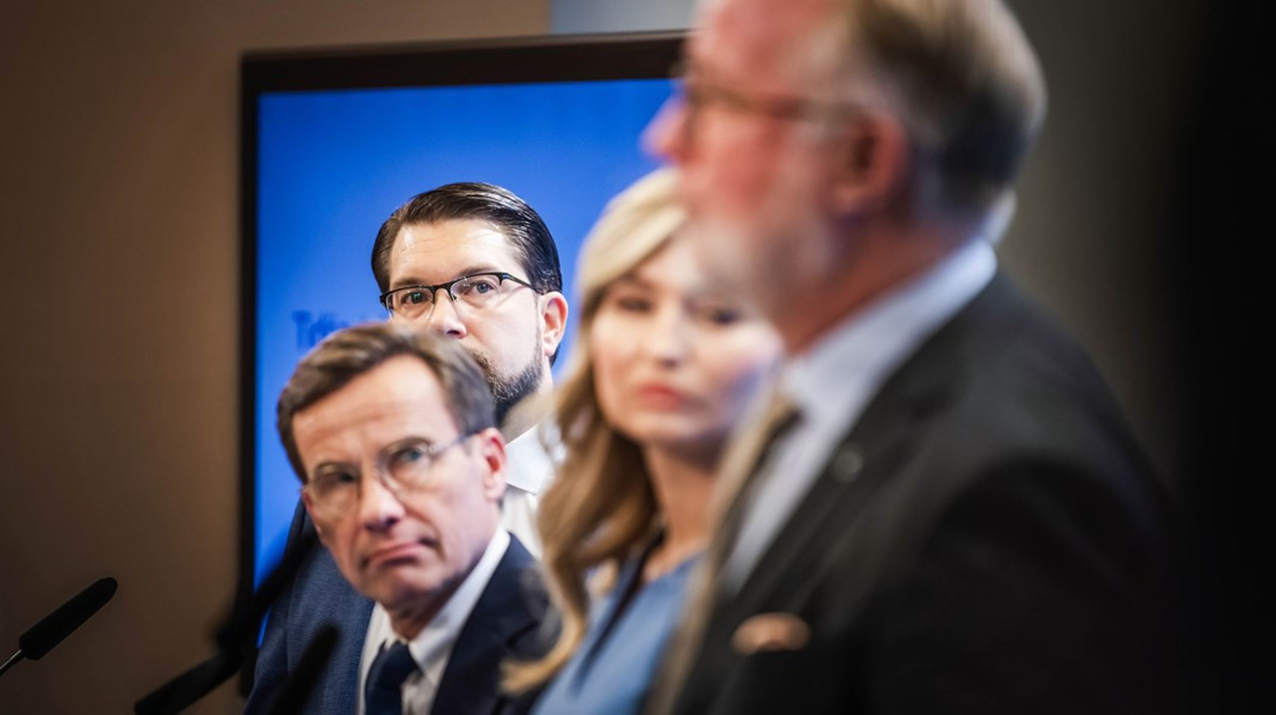 Redan i samband med att den nya regeringen tillträdde, med stöd av Sverigedemokraterna, stod det klart att den då liggande propositionen om demokrativillkor skulle dras tillbaka. Nu anger propositionsförteckningen att en ny kommer i december.<br>