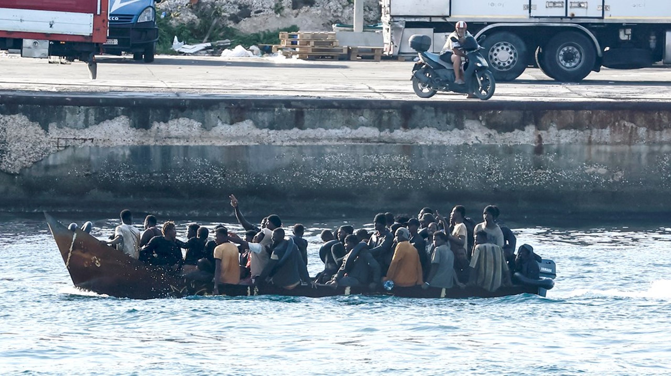 En båt med migranter anländer till Favaloro-kajen i hamnen på den syditalienska ön Lampedusa den 16 september 2023. Inom loppet av några dagar anlände tusentals migranter i mer än 100&nbsp;båtar till ön.&nbsp;