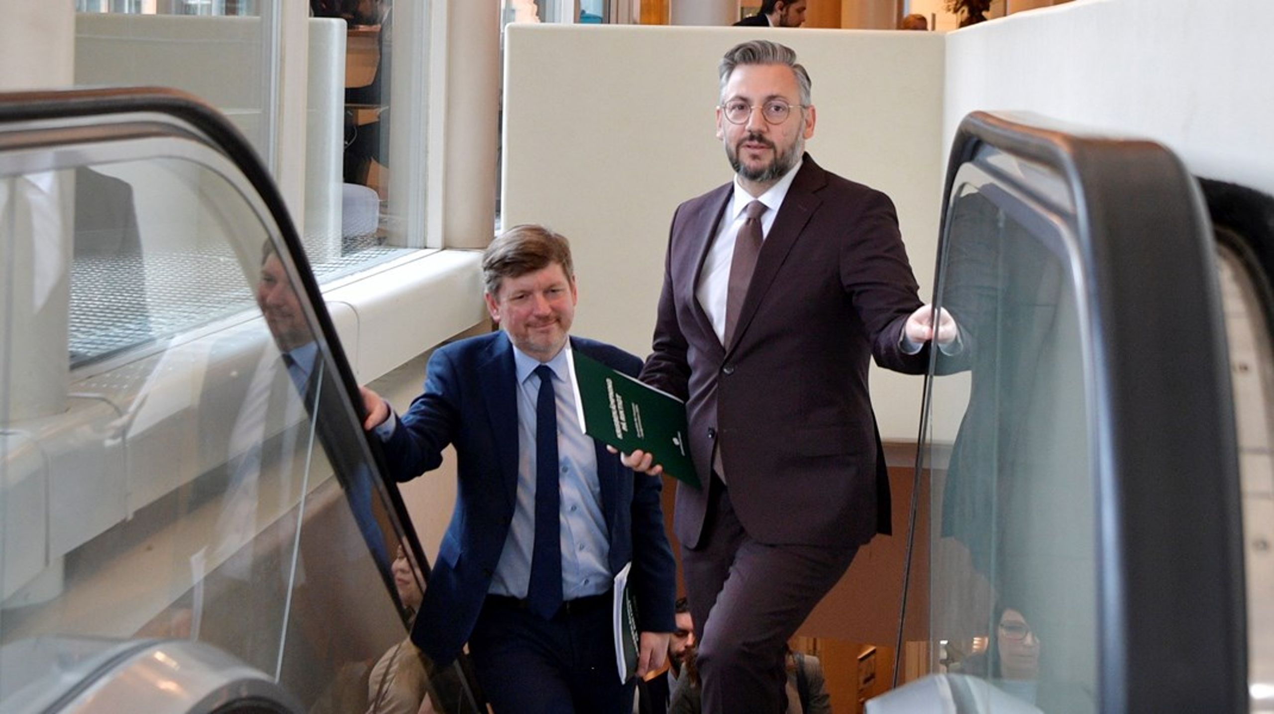 Partiledaren Muharrem Demirok och ekonomisk-politiska talespersonen Martin Ådahl på väg för att presentera Centerpartiets skuggbudget i riksdagen.