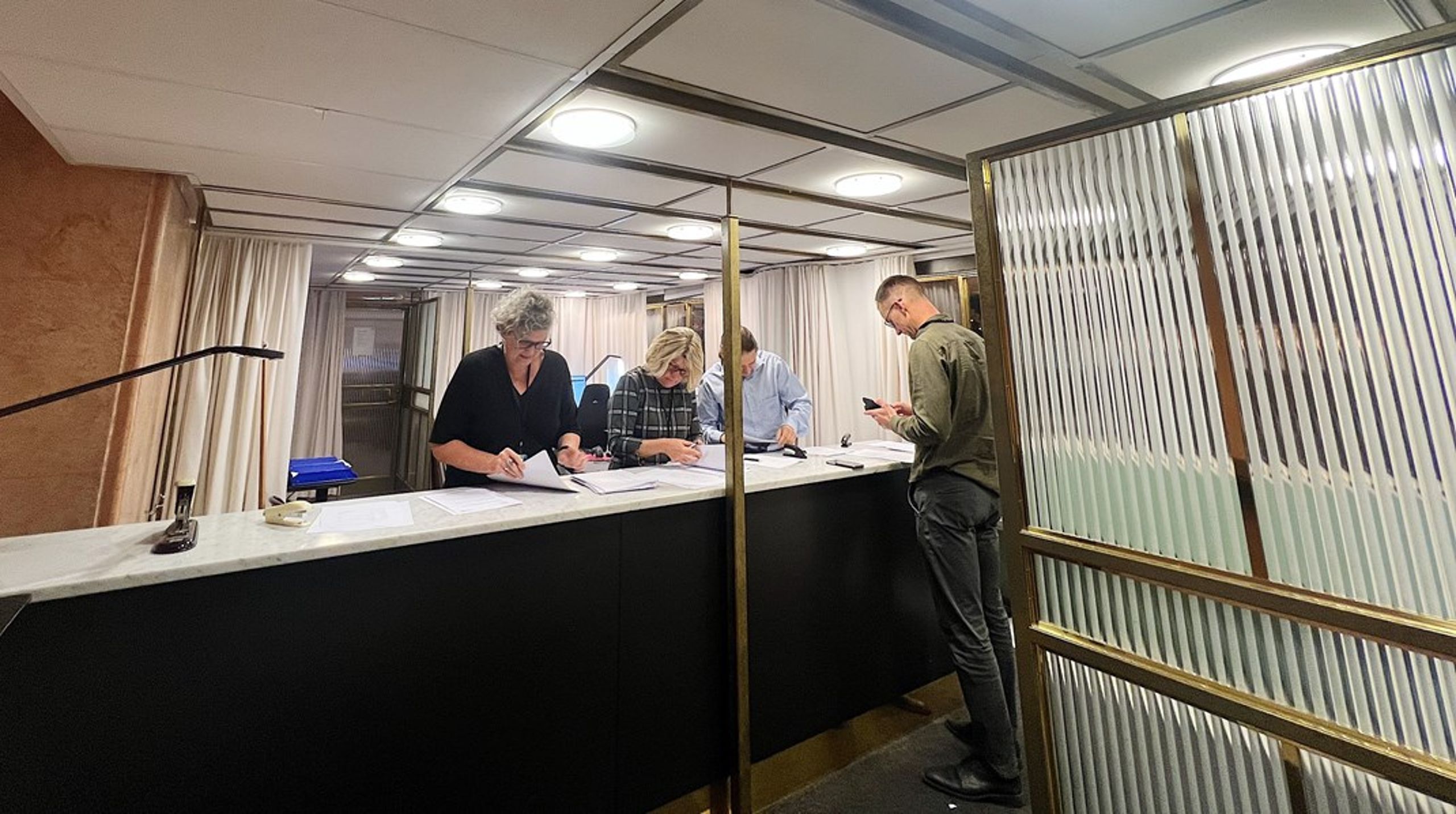 Innanför det västra riksdagshusets entré, i bankhallen, tar Riksdagsförvaltningens protokollsnotarier emot motioner från ledamöterna.&nbsp;