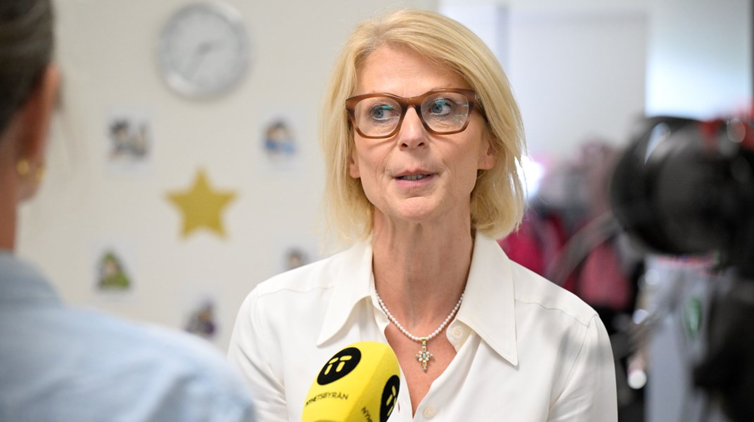Elisabeth Svantesson (M) vill sänka skatten på bensin och diesel. Ej träffsäkert nog, enligt oppositionen. En bränslebluff, anser Socialdemokraterna.