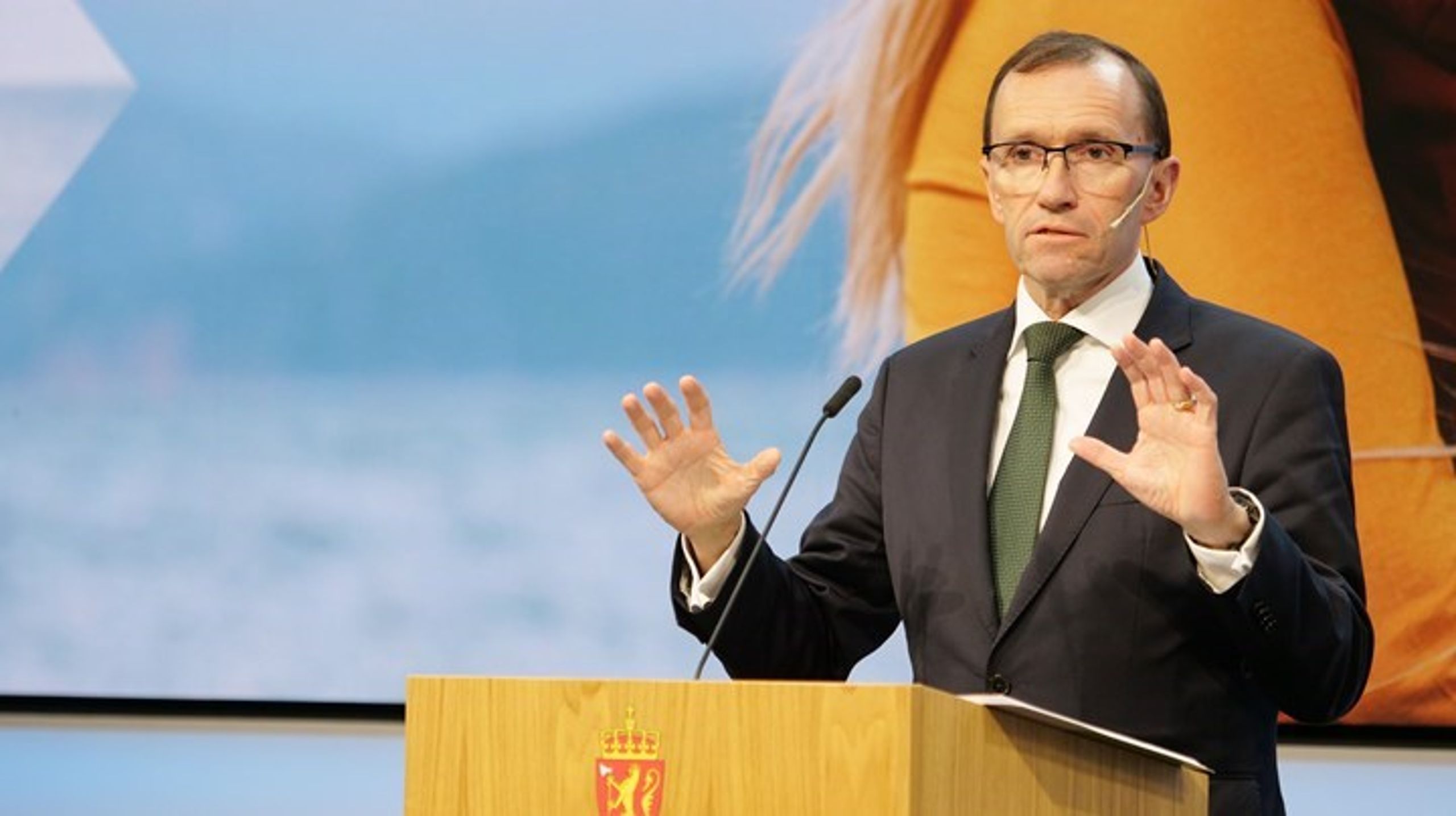 Klimat- och miljöminister Espen Barth Eide anser att den nya statsbudgeten tar Norge en god bit på väg mot att nå det klimatmål Norge lagt fram för Parisavtalet för 2030.<br>