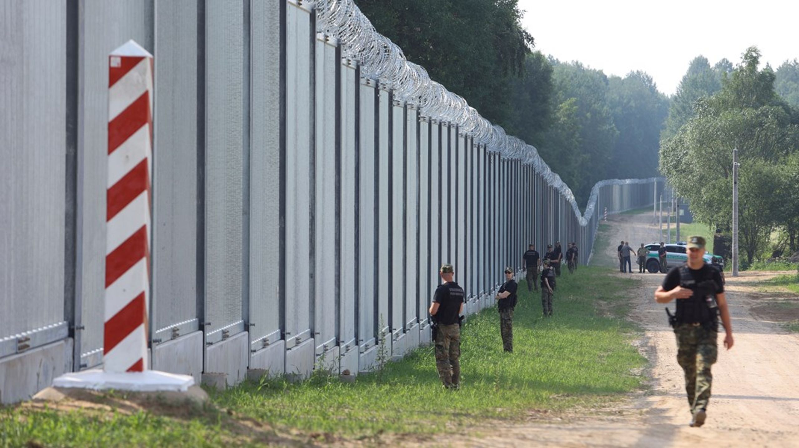 Polsk gränspolis patrullerar längst stängslet på gränsen mellan Polen och&nbsp;Belarus.&nbsp;