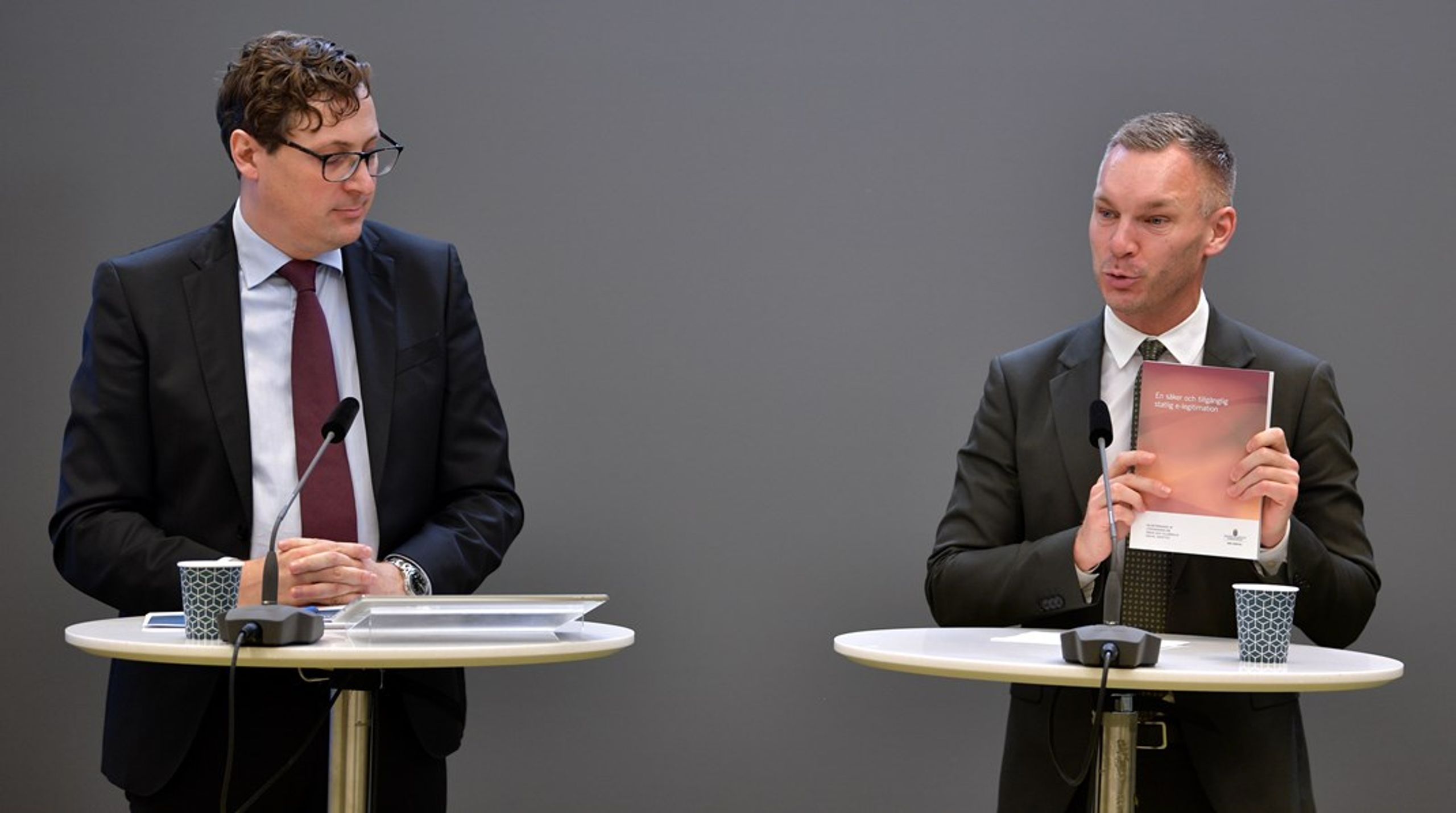 Utredaren Henrik Ardhede lämnade över delbetänkandet till civilminister Erik Slottner (KD).
