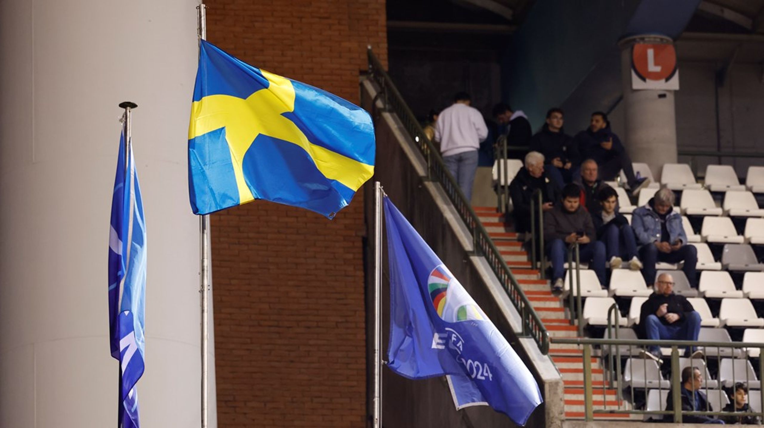 Fotbollsmatchen mellan Sverige och Belgien, som inleddes strax efter dödsskjutningen, avbröts i halvtid.