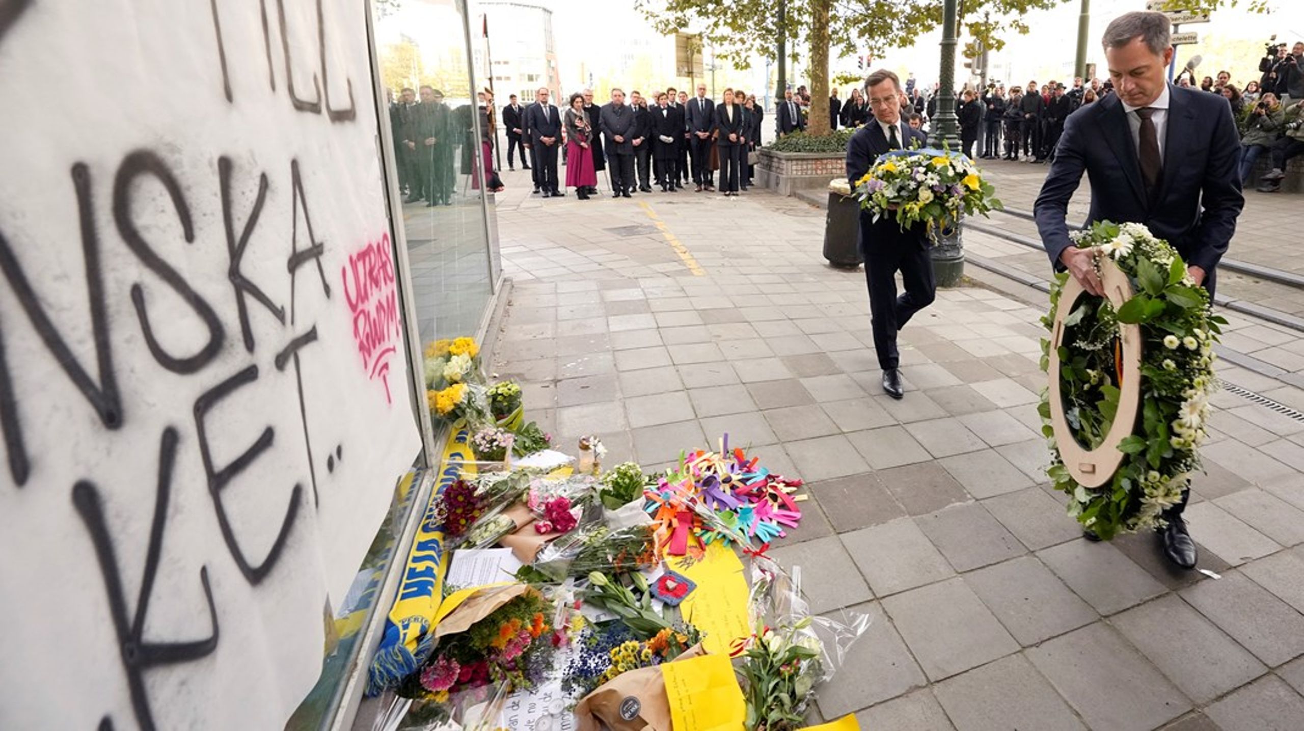 Statsminister Ulf Kristersson och Belgiens premiärminister Alexander De Croo lade vid en minnesceremoni&nbsp;på onsdagen&nbsp;ner kransar på den plats där två svenskar sköts till döds i måndagens terrorattack i Bryssel.&nbsp;