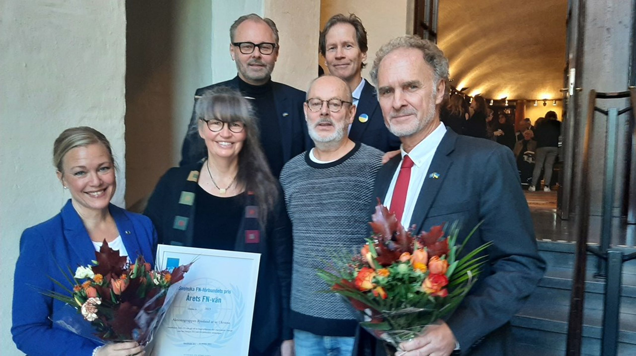 Svenska
FN-förbundets ordförande Annelie Börjesson (tv) överlämnar utmärkelsen Årets
FN-vän till aktionsgruppen Ryssland ut ur Ukraina.