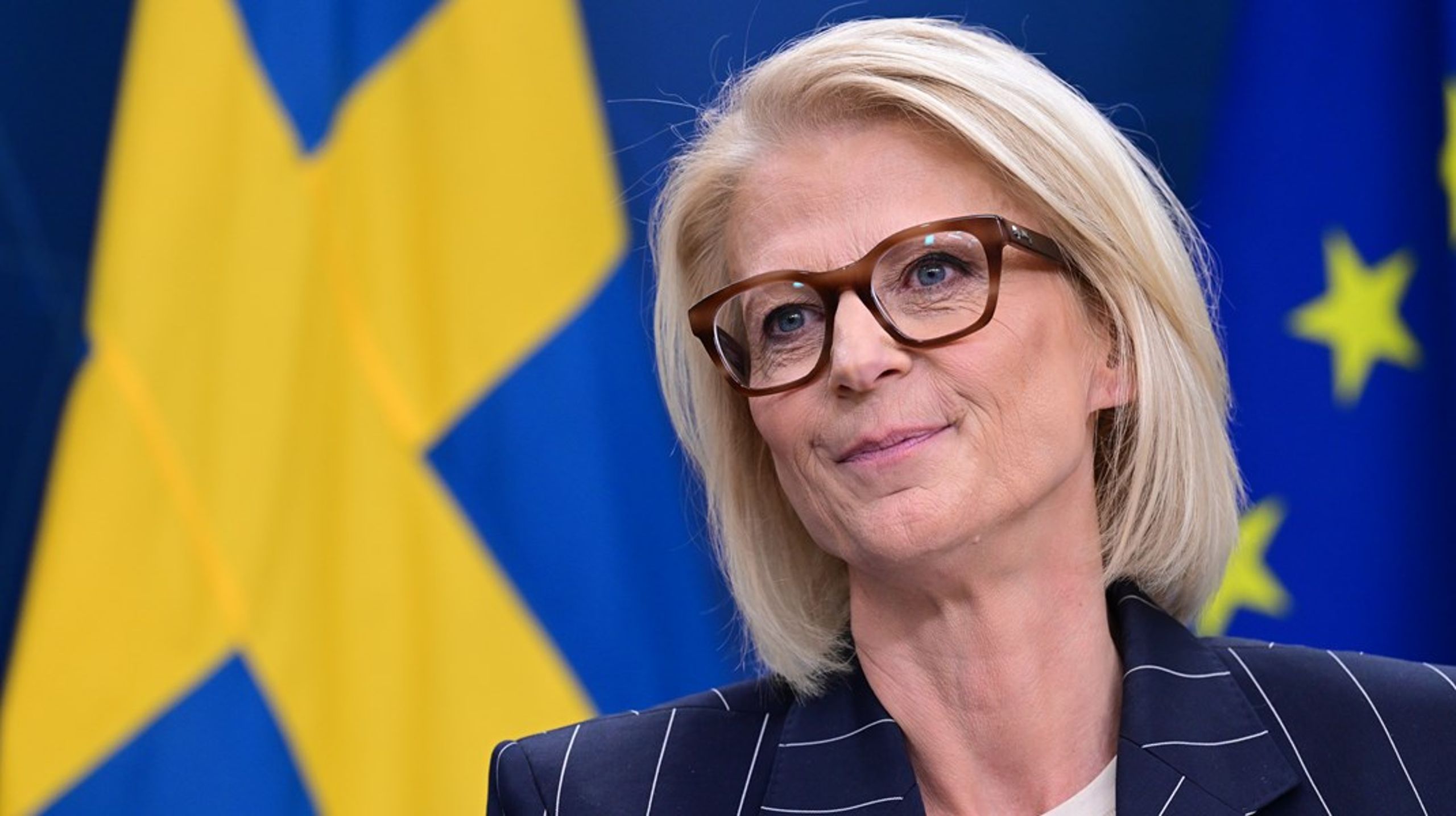 Finansminister Elisabeth Svantesson (M) har uppmanat kommuner och regioner att bryta mot lagen, anser Socialdemokraterna.