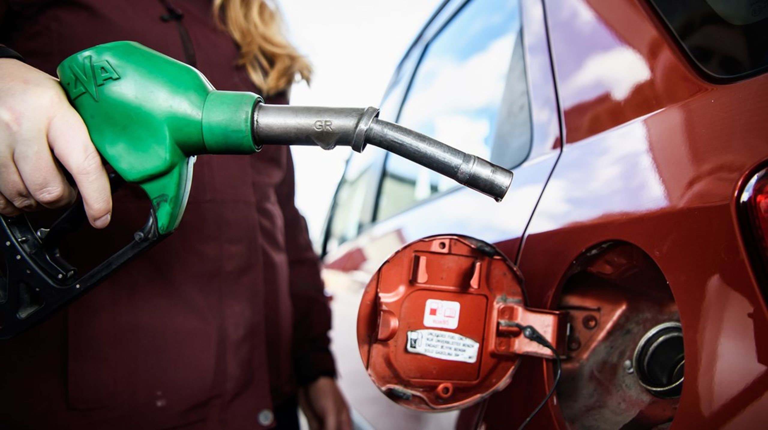 Den kraftiga sänkningen av reduktionsplikten vid årsskiftet kan innebära att dieseln blir fem kronor billigare, enligt Konjunkturinstitutet.