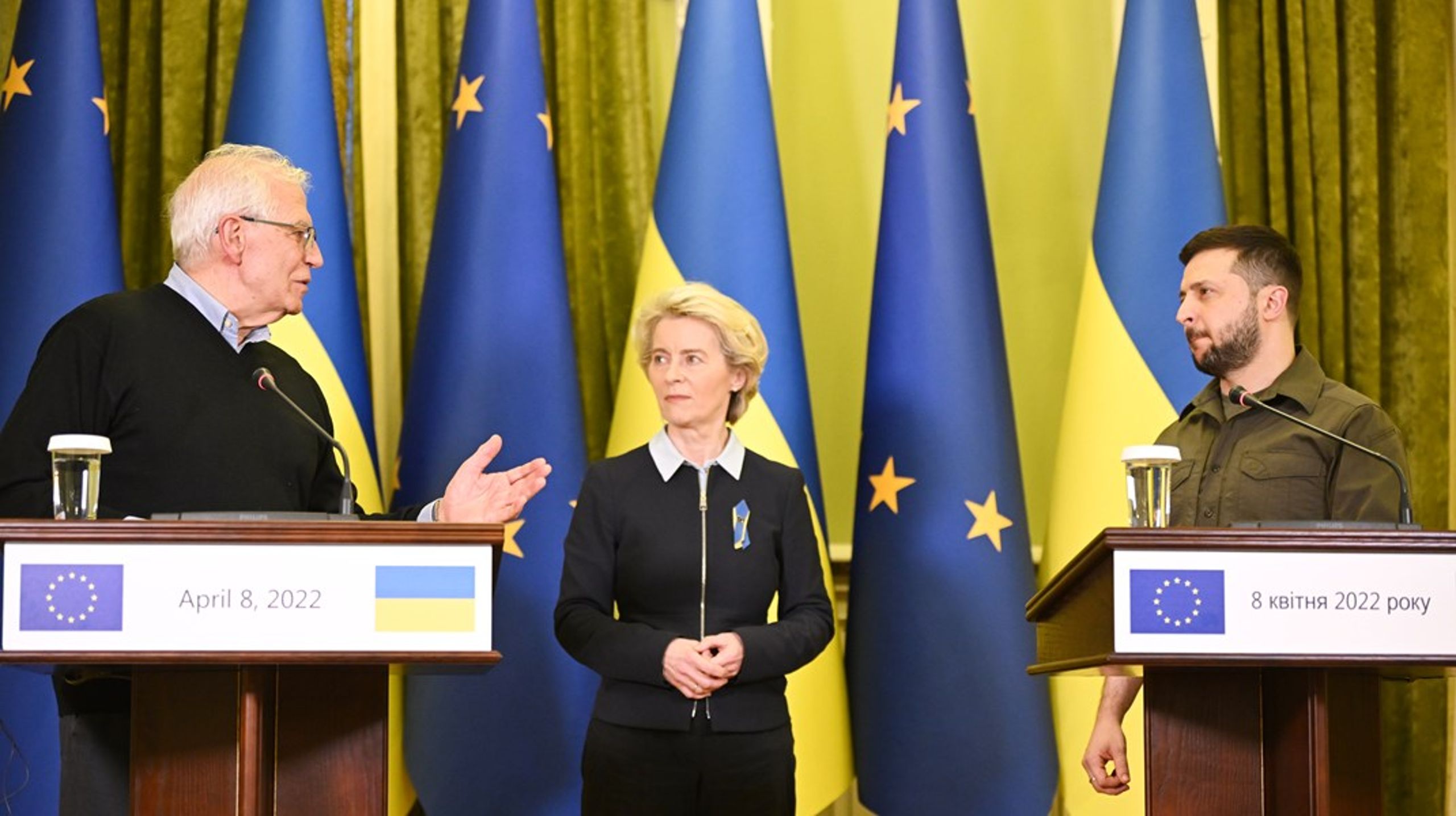 Ukrainas president Volodymyr Zelenskyj kommer säkert att lyssna noga&nbsp;när EU:s utrikeschef Josep Borrell (till vänster) presenterar kommissionens utvidgningspaket på onsdag.