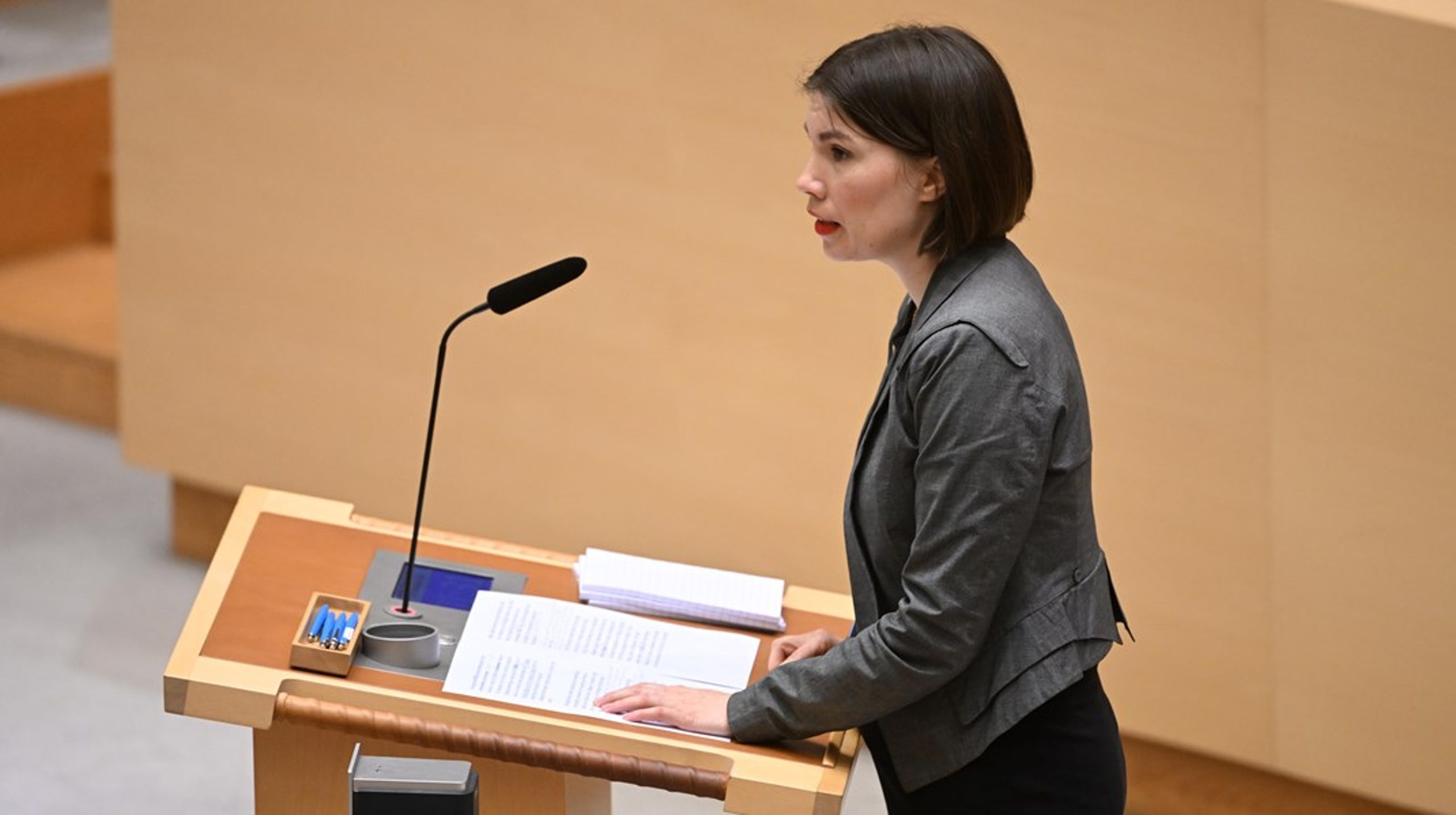 Annika Hirvonen, Miljöpartiets gruppledare i riksdagen, har skickat in debattbegäran.