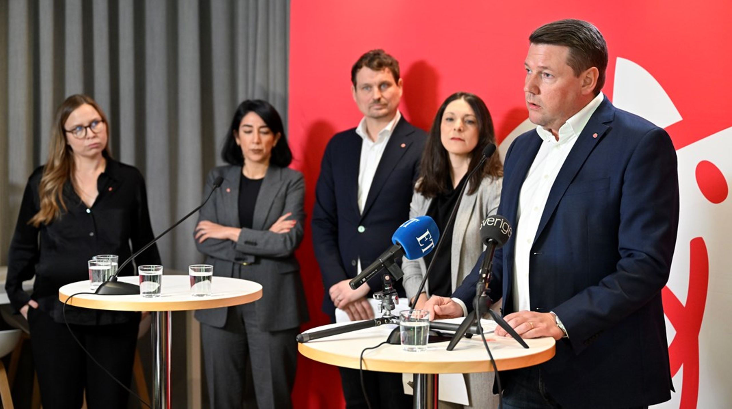 ”Det är helt uppenbart att Sverige, men faktiskt också vi socialdemokrater behöver göra mer och säkerligen annorlunda”, säger Tobias Baudin vid en pressträff.