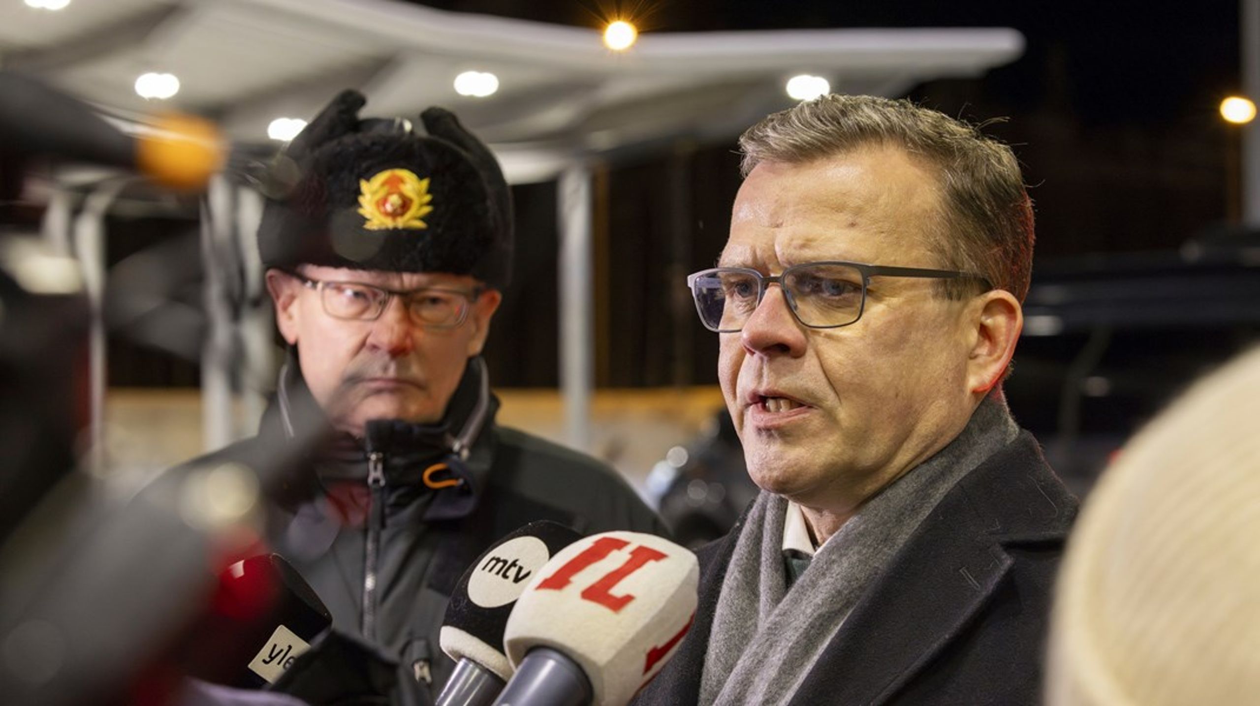 Finlands statsminister Petteri Orpo vid Kuhmo gränsstation tidigare i november. Med på bilden är även chefen för Gränsbevakningsväsendet,&nbsp;generallöjtnant Pasi Kostamovaara