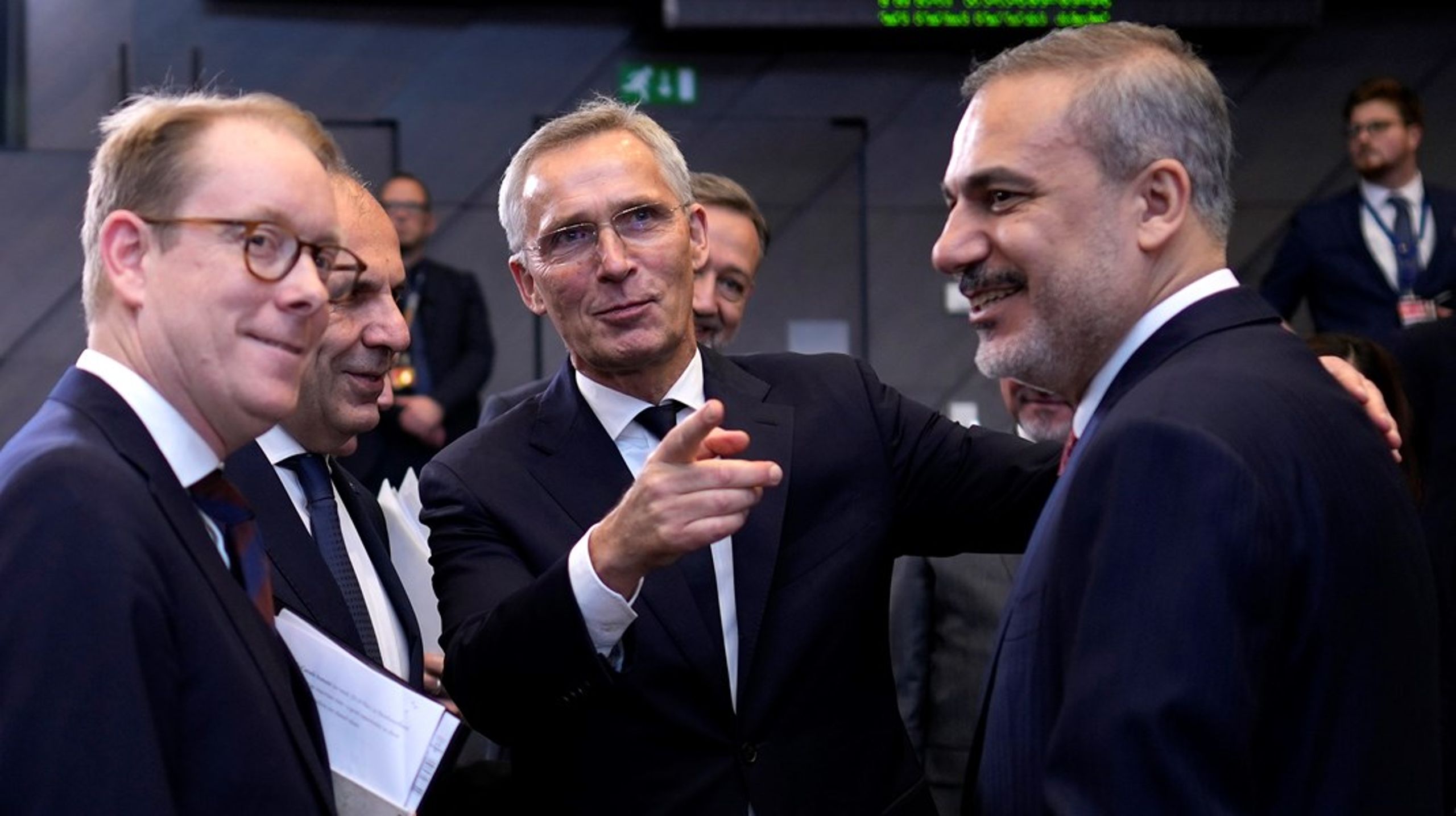 Utrikesminister Tobias Billström (M) tillsammans med Natos generalsekreterare Jens Stoltenberg och Turkiets utrikesminister Hakan Fidan vid toppmötet i Bryssel som pågår till och med onsdagen.