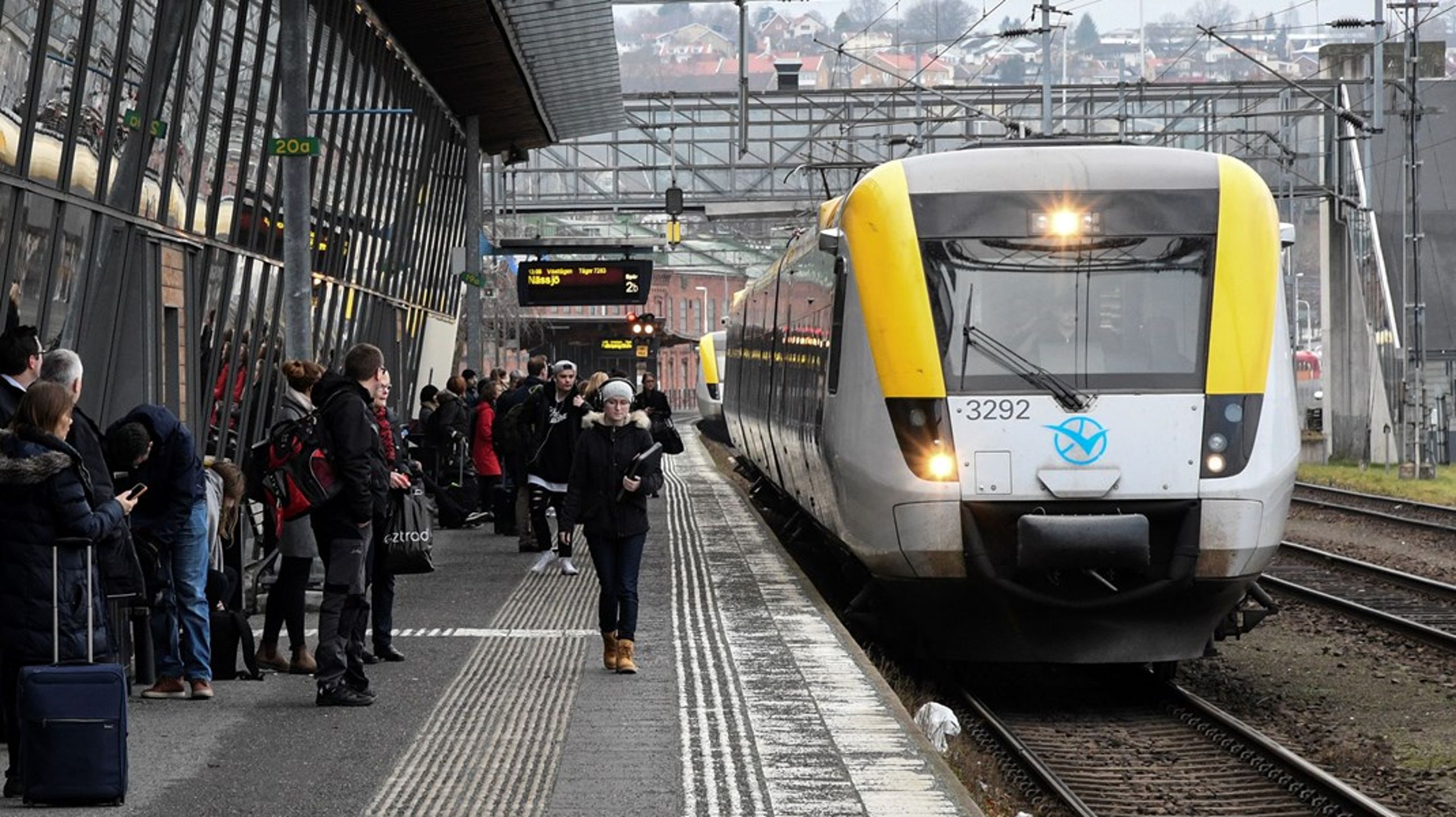 Järnvägsförbindelserna från Jönköping skulle behöva förbättras, menar debattören.