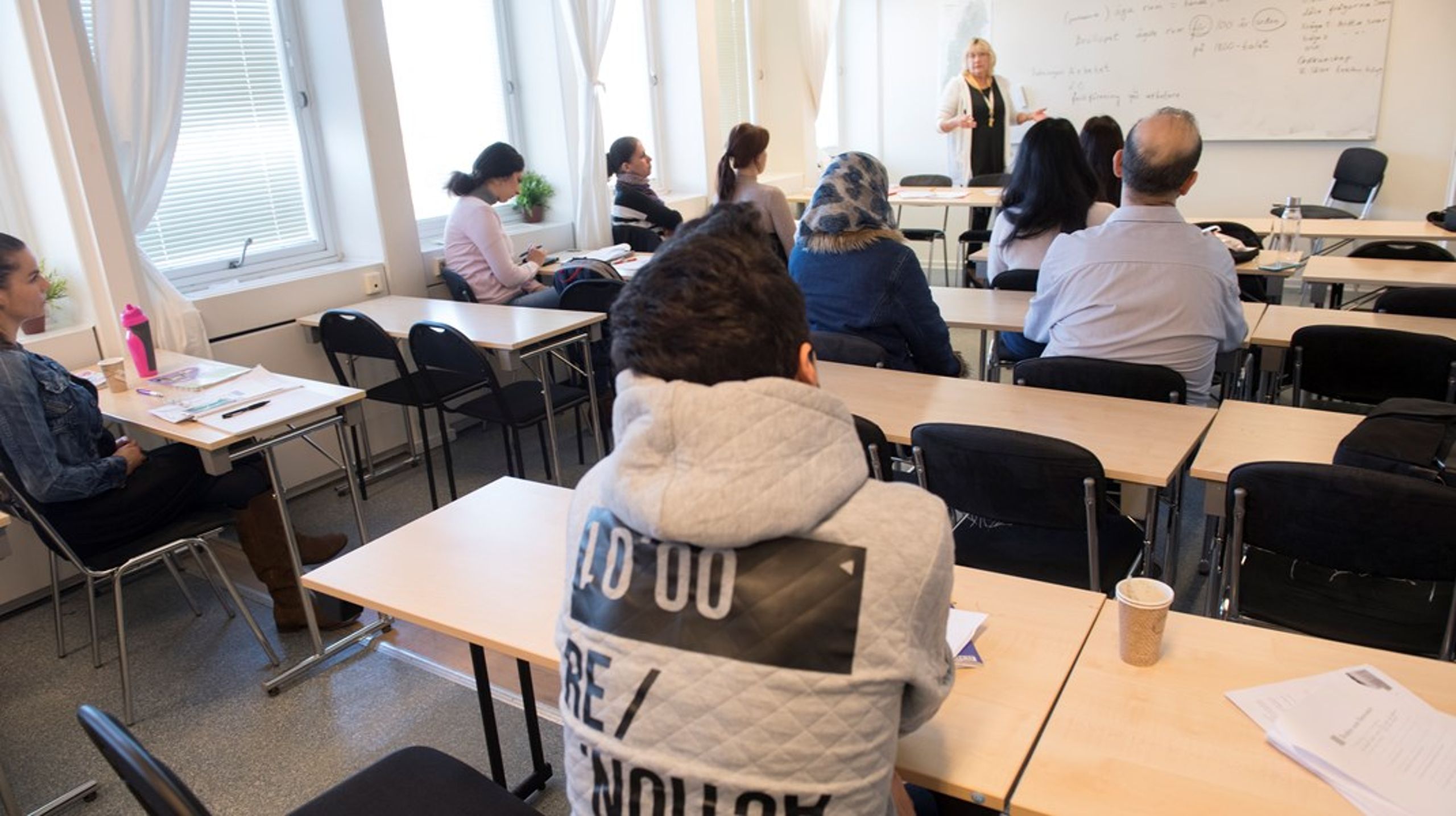 Hittills har regeringen&nbsp;inte presenterat&nbsp;ett enda initiativ för att ge invandrarna möjlighet att bli bättre på det svenska språket, skriver debattörerna.