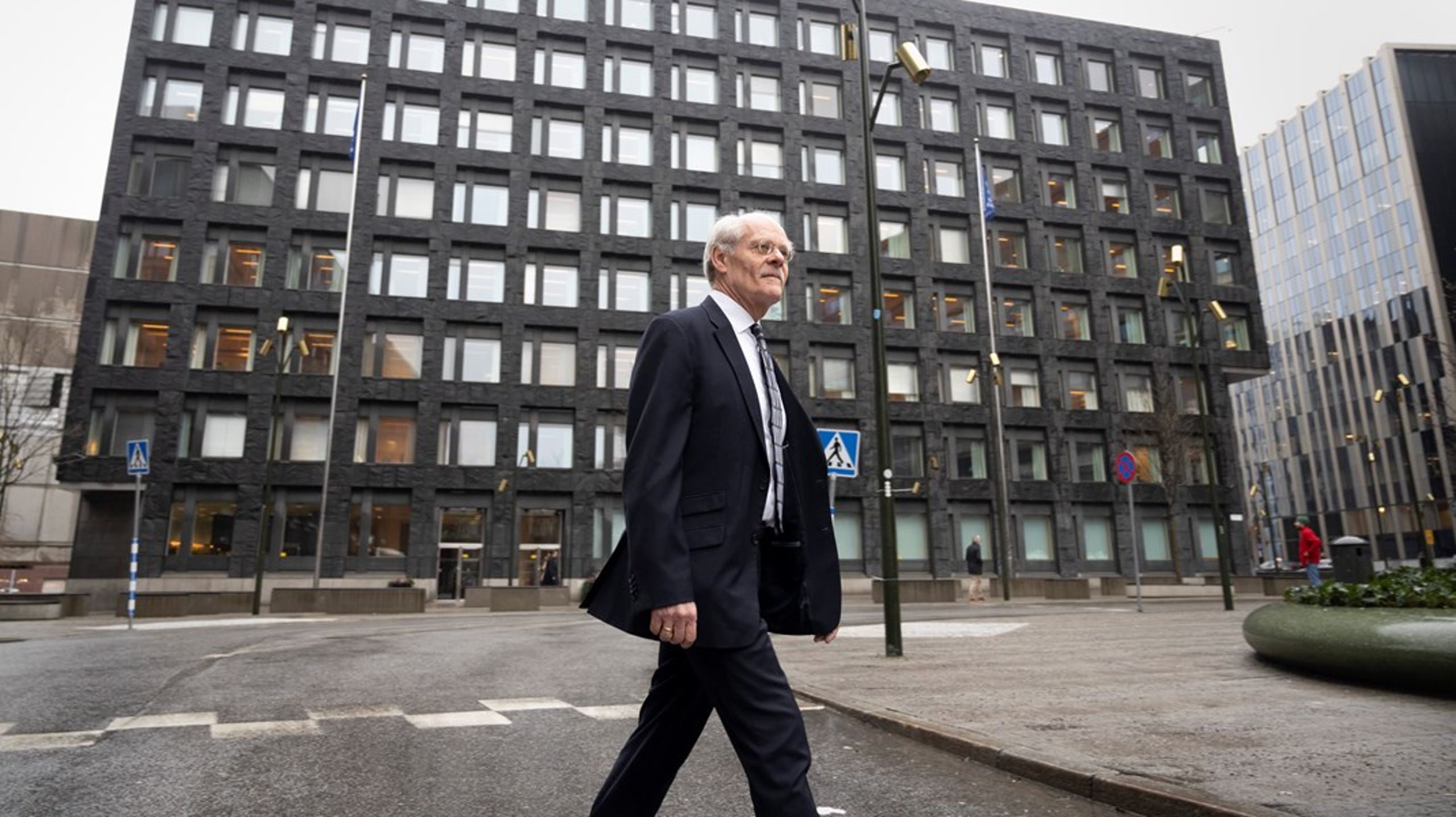 Vid utgången av 2021, då Stefan Ingves fortfarande var riksbankschef, uppgick Riksbankens innehav av värdepapper till 975 miljarder kronor.