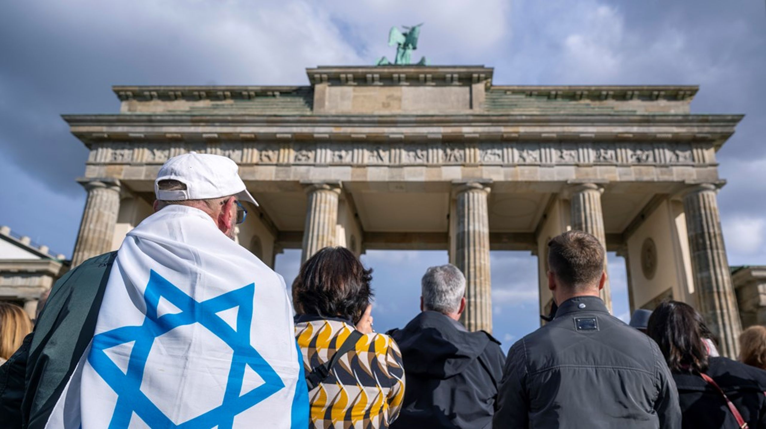 På flera håll i Europa har demonstranter protesterat mot antisemitism. Här i Berlin framför Brandenburger Tor. Nu vill EU-kommissionen agera med fler initiativ.&nbsp;