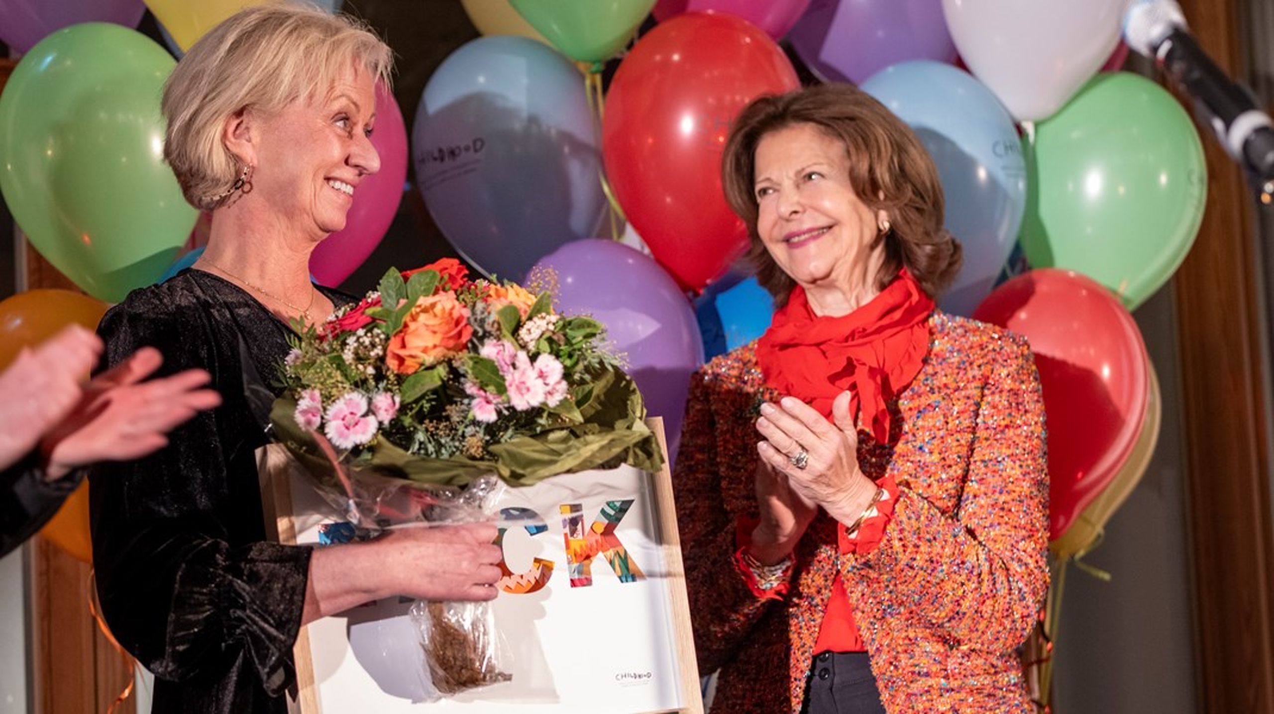 Årets vinnare, Bitte Johnsson, gratuleras av H.M. Drottningen.