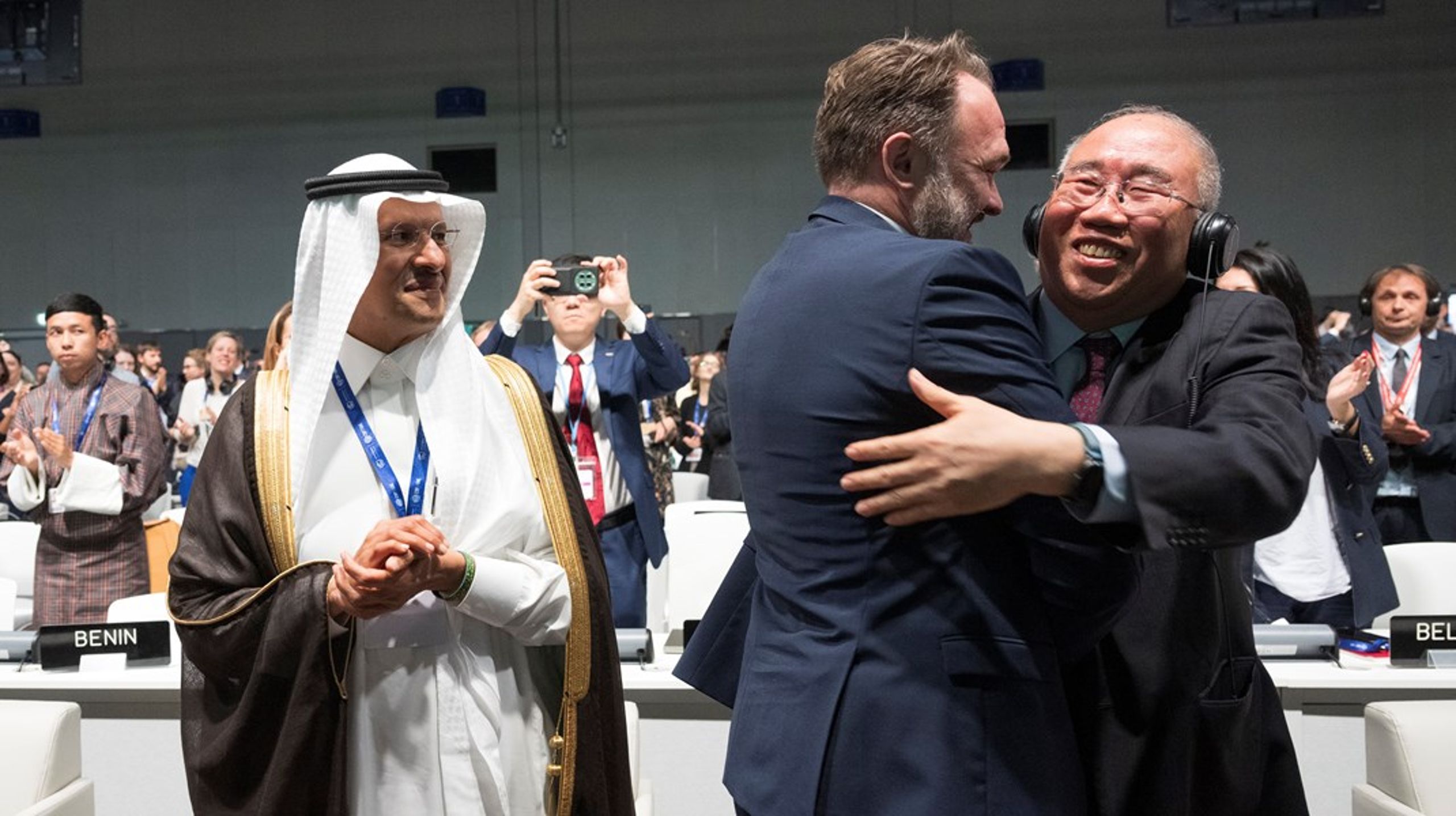 Det övergripande rambeslutet är klart på klimatmötet i Dubal.&nbsp;Danmarks klimatminister Dan Jørgensen kramar
 om Kinas förhandlare Xie Zhenhua. Bredvis står Saudiarabiens 
energiminister Abdulaziz bin Salman..<br>