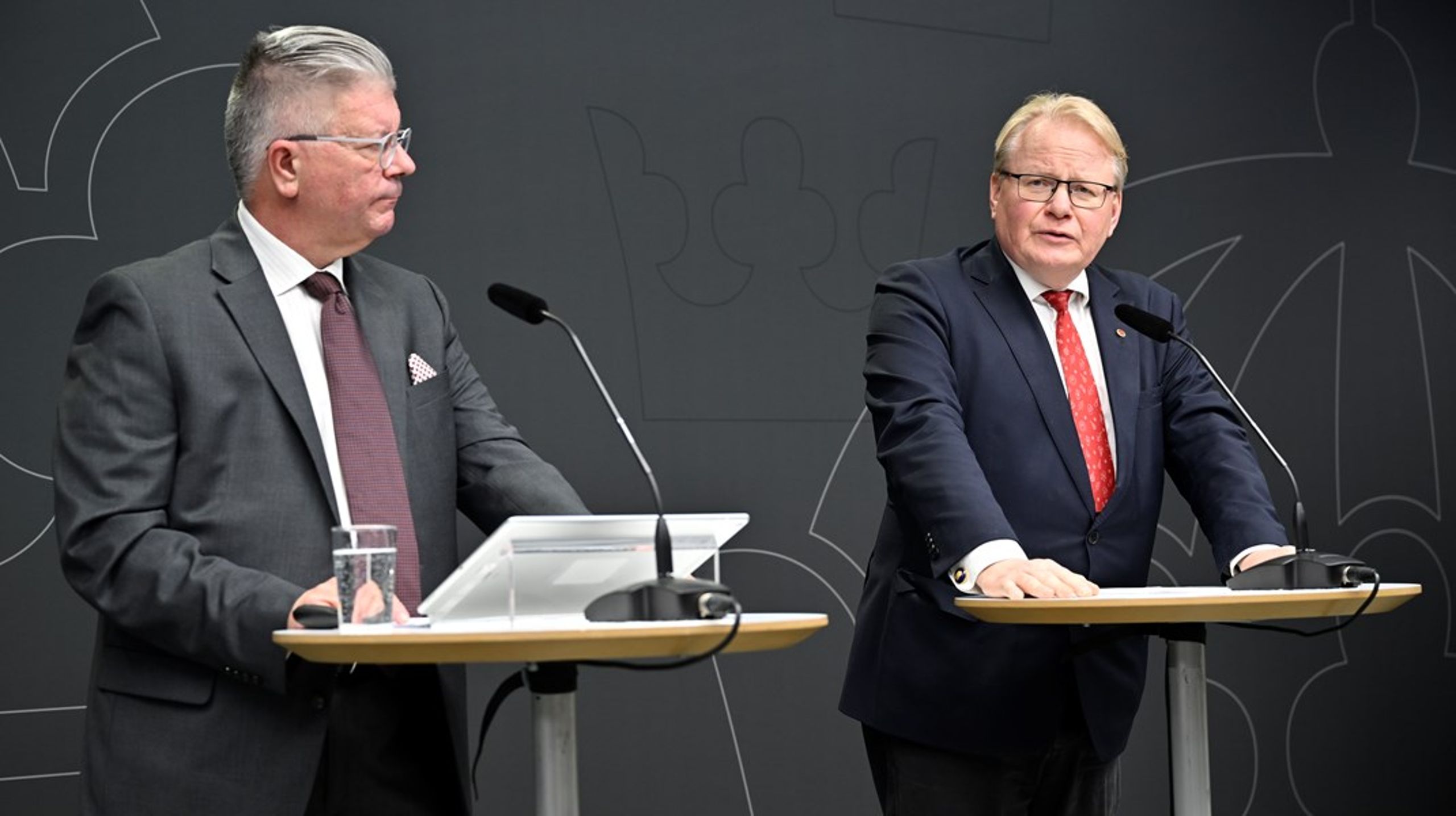 Försvarsberedningens ordförande Hans Wallmark (M) och ledamot Peter Hultqvist (S) vid tisdagseftermiddagens pressträff.