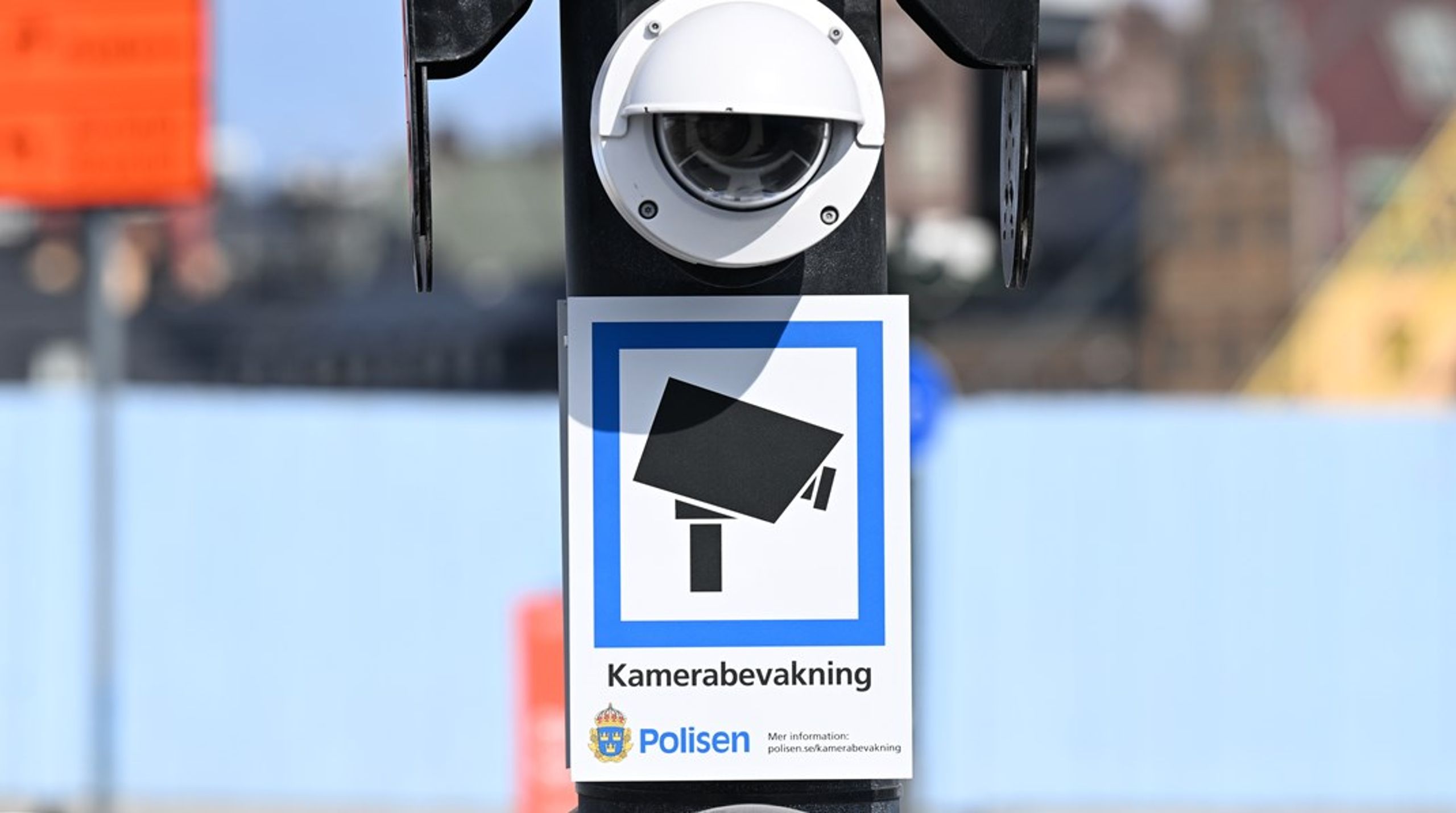 Sverige är på väg att bli ett övervakningssamhälle, menar debattörerna.