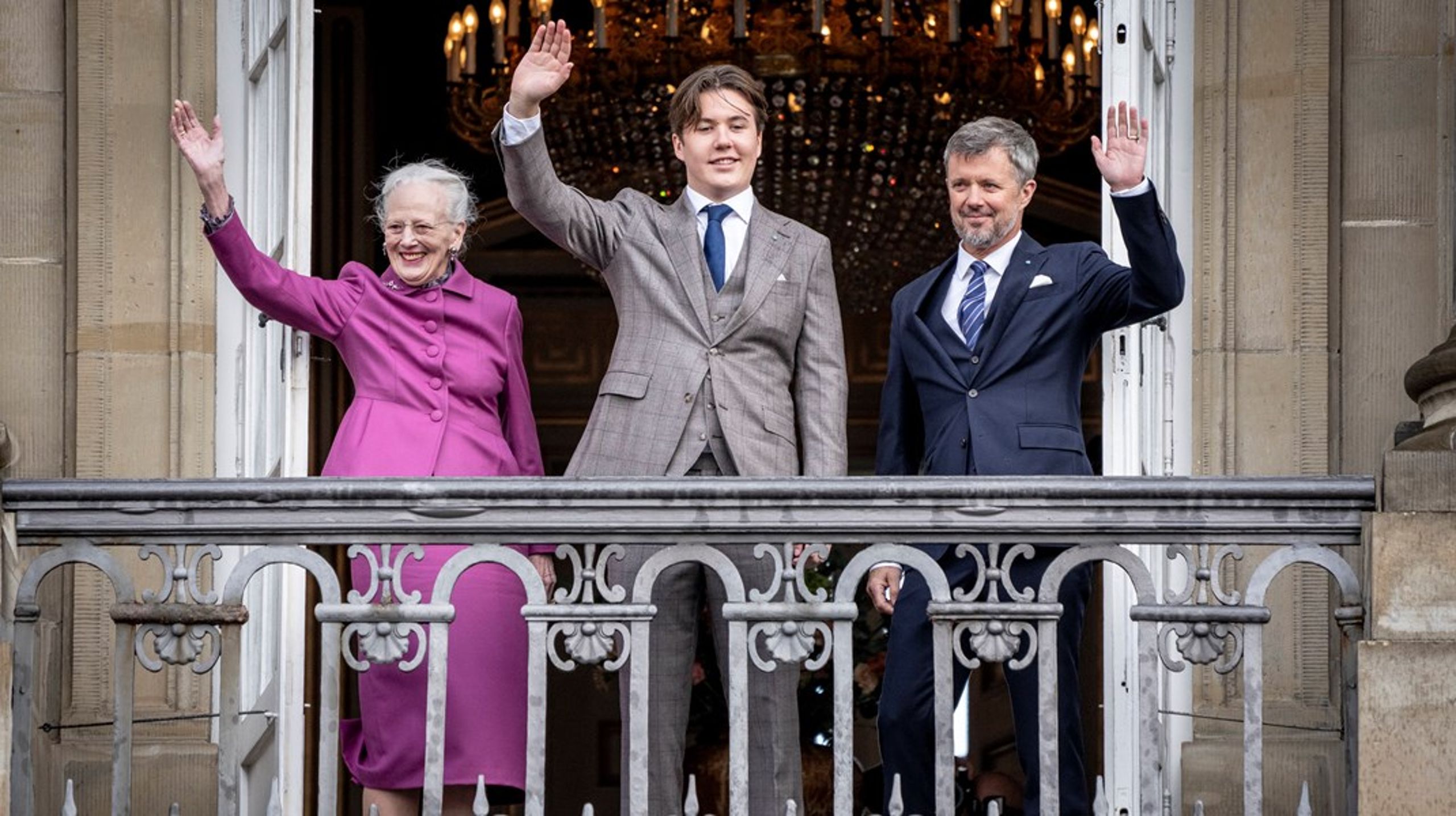 Drottning Margrethe tillsammans med Prins Christian på hans 18-årsdag som firades förra året. Från 14 januari abdikerar "dronningen" och lämnar över tronen till kronprins Frederik (t.h).&nbsp;