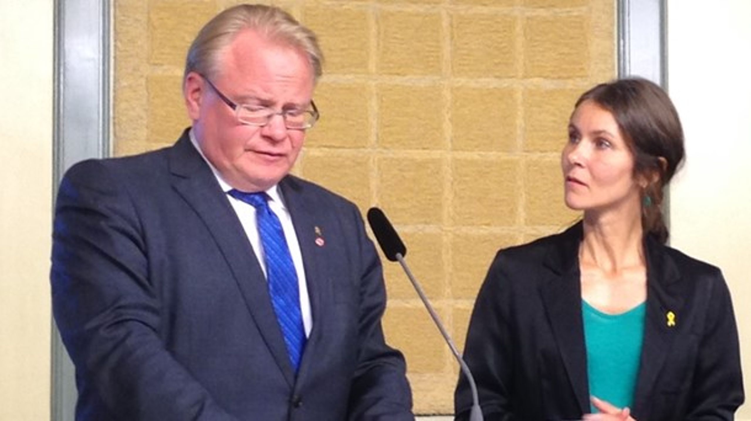 Försvarsminister Peter Hultqvist (S) tar emot Personalförsörjningsrapporten av utredaren&nbsp;Annika Nordgren Christensen.