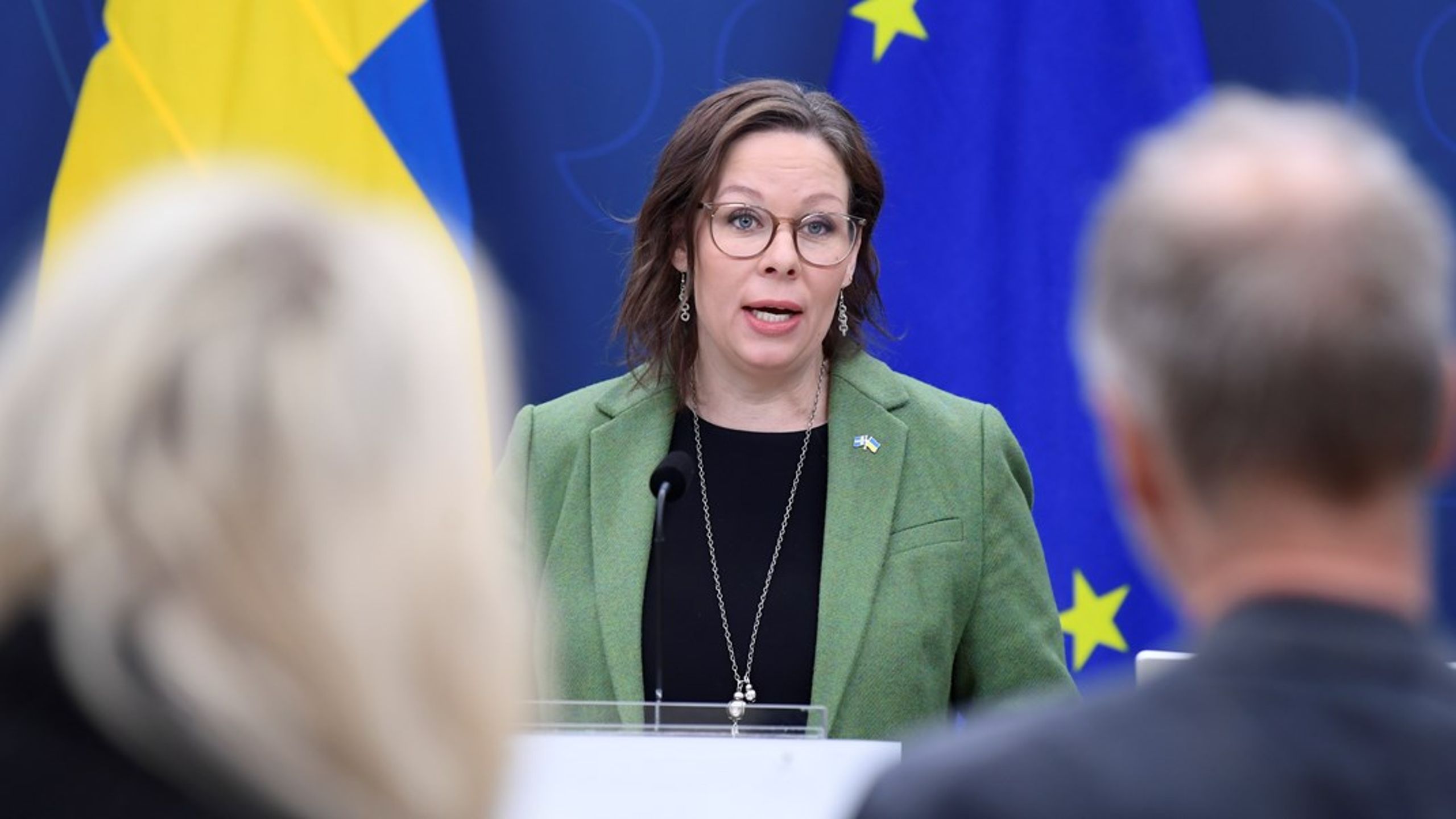 ”Vi ska inte längre dela ut medborgarskap till unga människor som har begått mycket grova brott eller är misstänka för sådana”, säger migrationsminister Maria Malmer Stenergard vid en pressträff.<br>