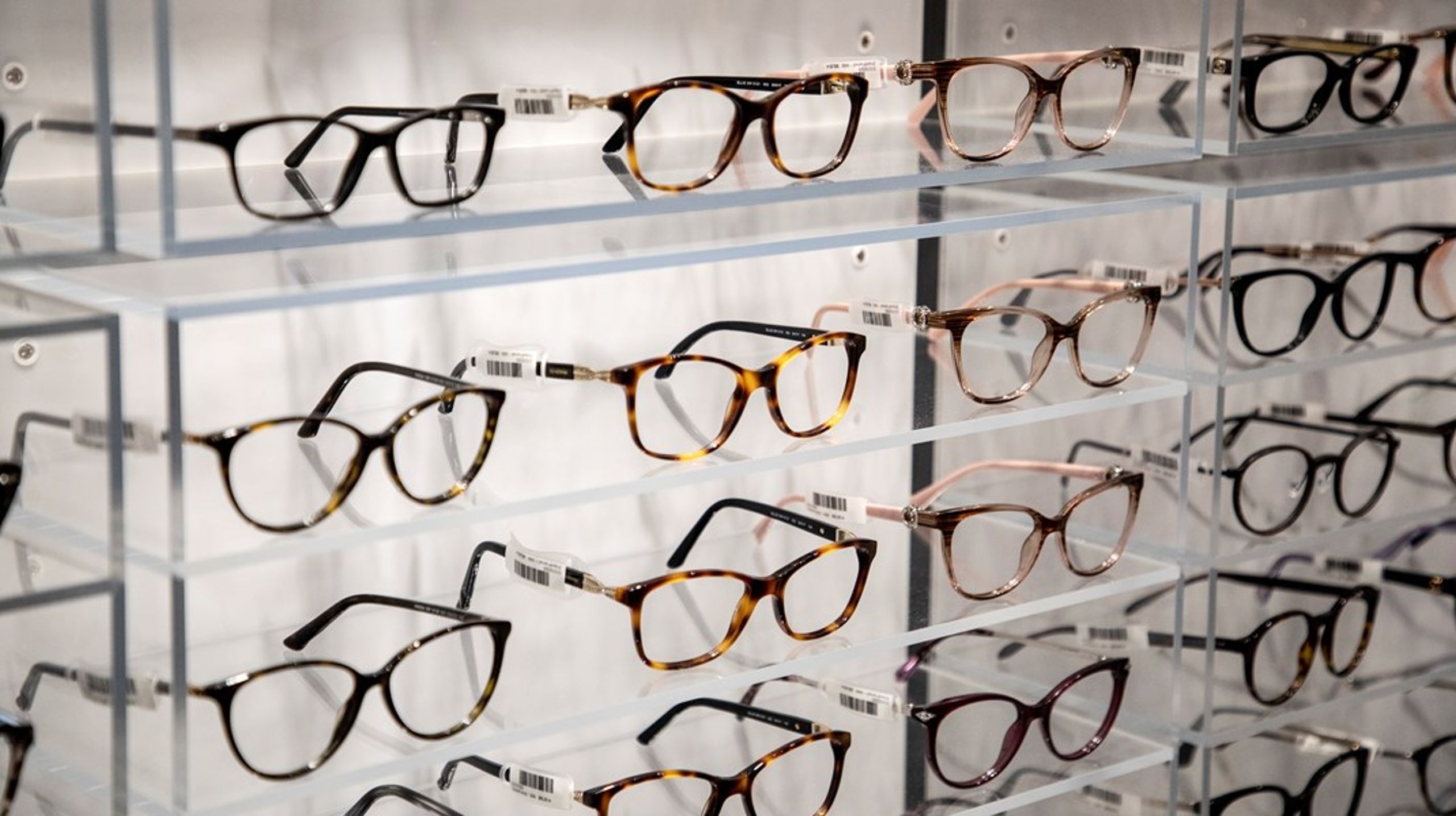 I dag riskerar den som behöver glasögon att bli undersökt av en säljare utan tillräckliga kunskaper, skriver debattörerna.