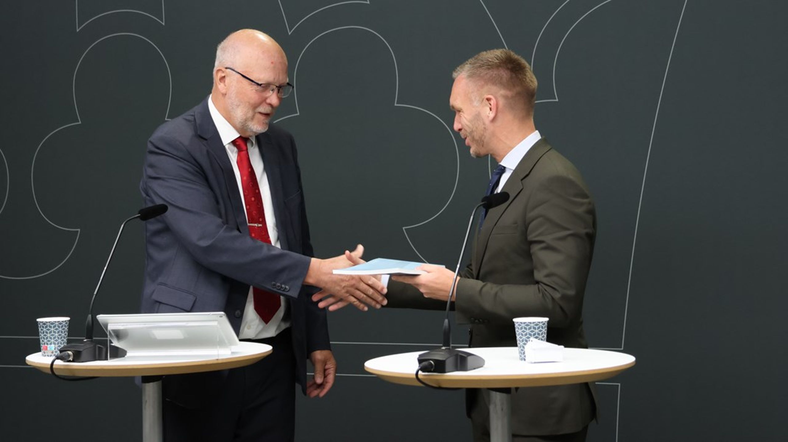 Civilminister Erik Slottner tog emot Kommunperspektivutredningens slutbetänkande från utredare Sven-Erik Österberg.