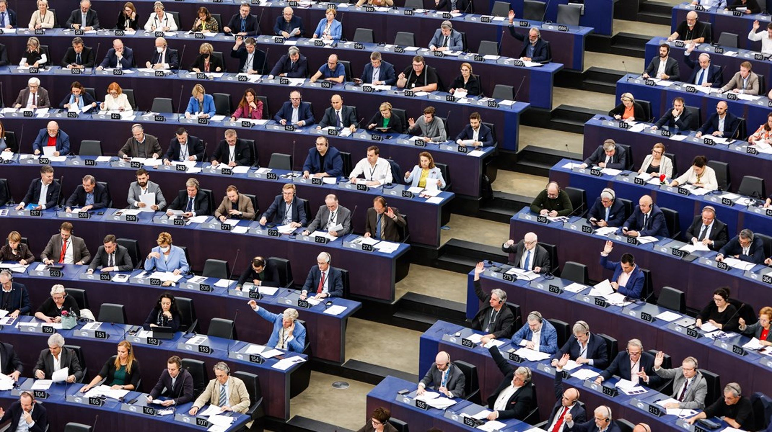 EU-parlamentet ser enligt opinionsmätningar ut att svänga kraftigt åt höger efter EU-valet i juni där ECR- och ID-grupperna väntas växa.<br>