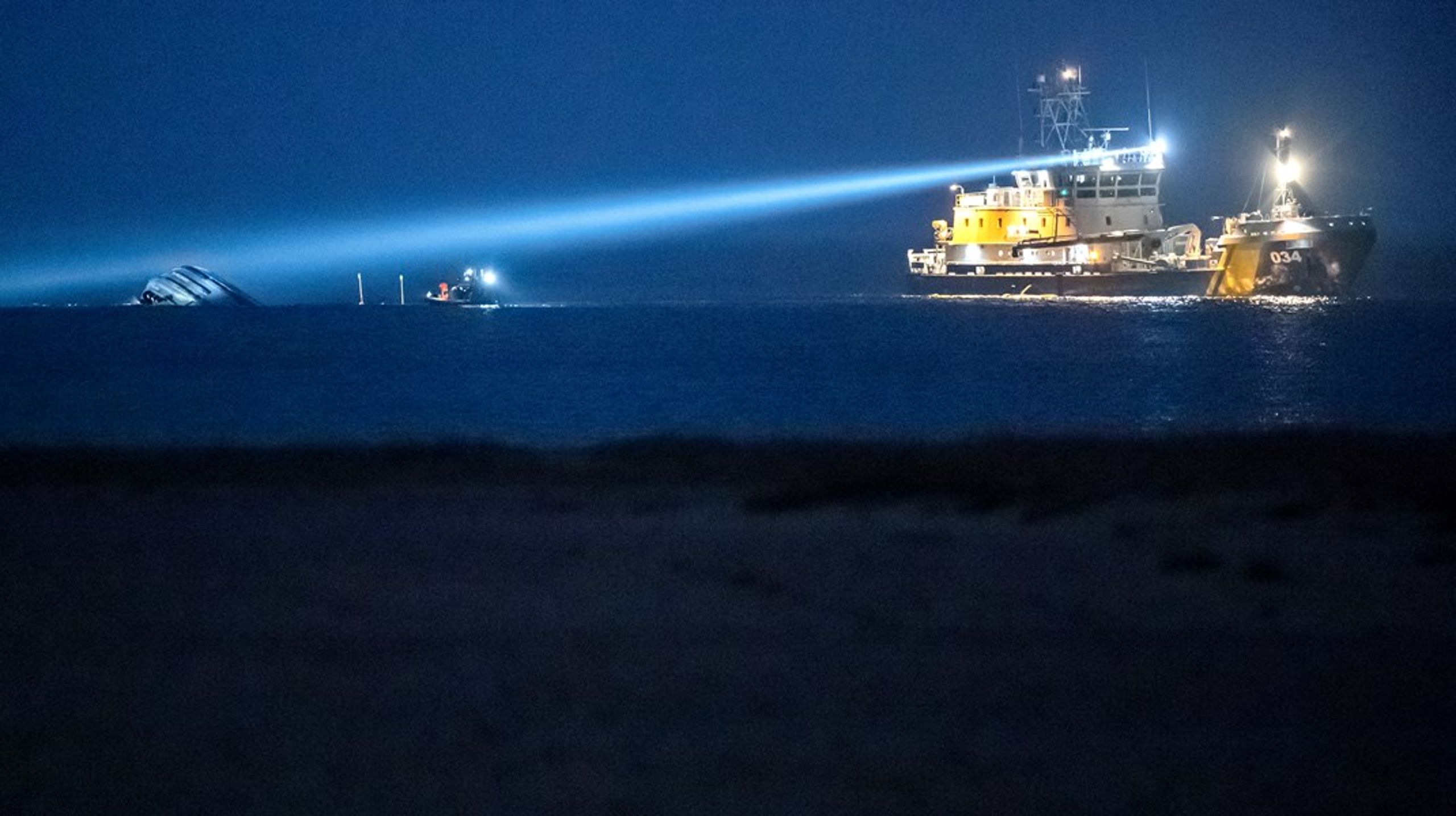 Kustbevakningen arbetar efter kollision&nbsp;i Bornholmsgattet år 2021. Det danska fartyget&nbsp;Karin Høj rammades av det engelskregistrerade lastfartyget Scot Carrier.<br>