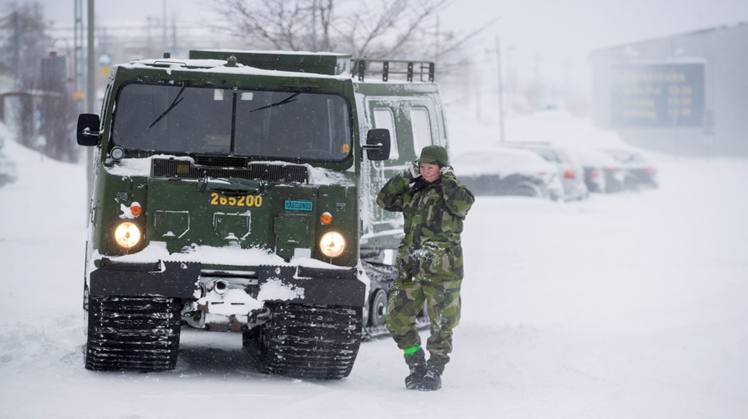 Bandvagn under snöoväder i Härnösand. Under vintern har Hemvärnet bland annat fått rycka ut när det blåst snålt över Sverige. (Arkivbild)<br>