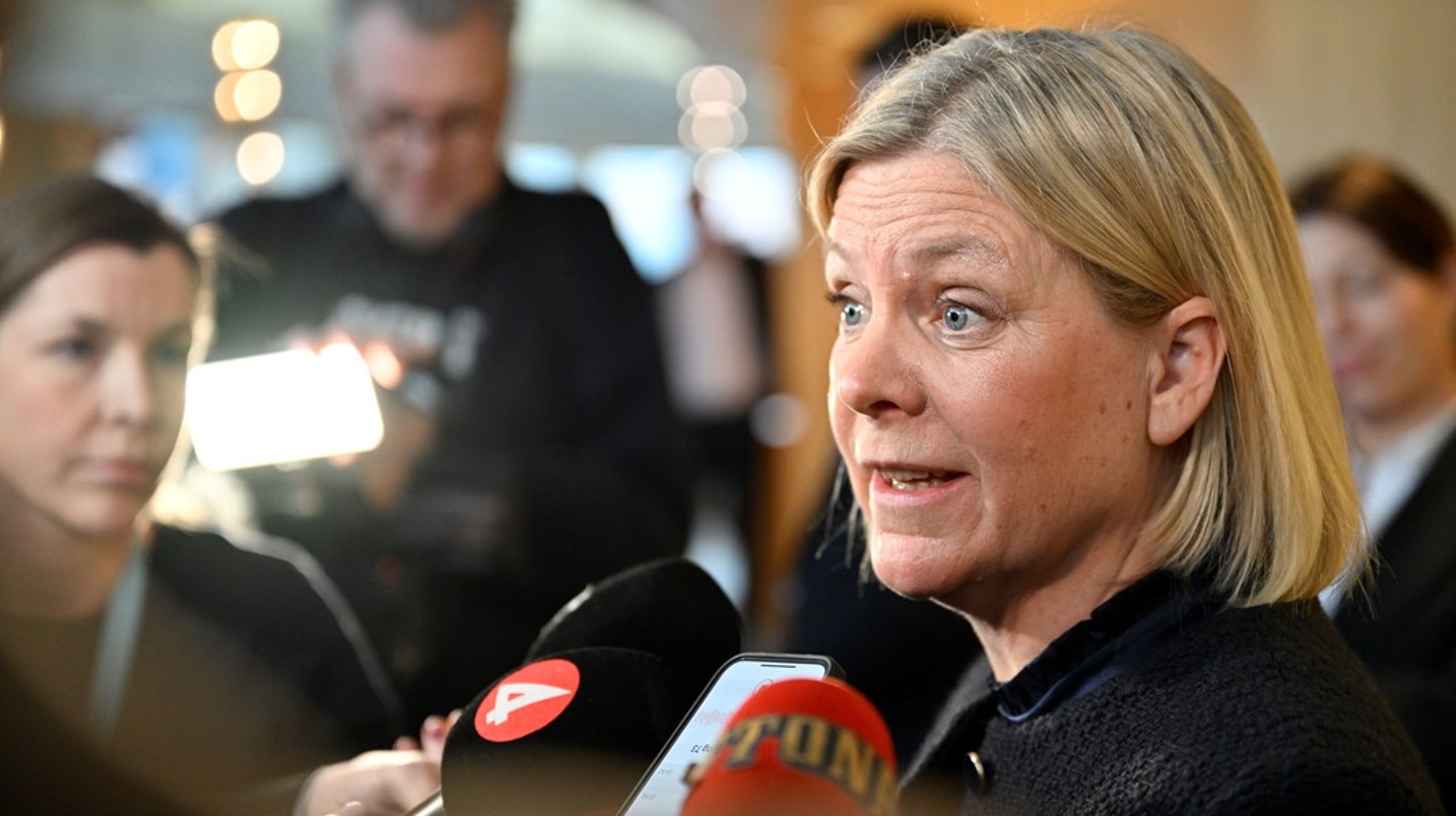 Fortsatt högt förtroende för Socialdemokraternas Magdalena Andersson, men skjutsen bland akademikerkvinnor till höger har avtagit.