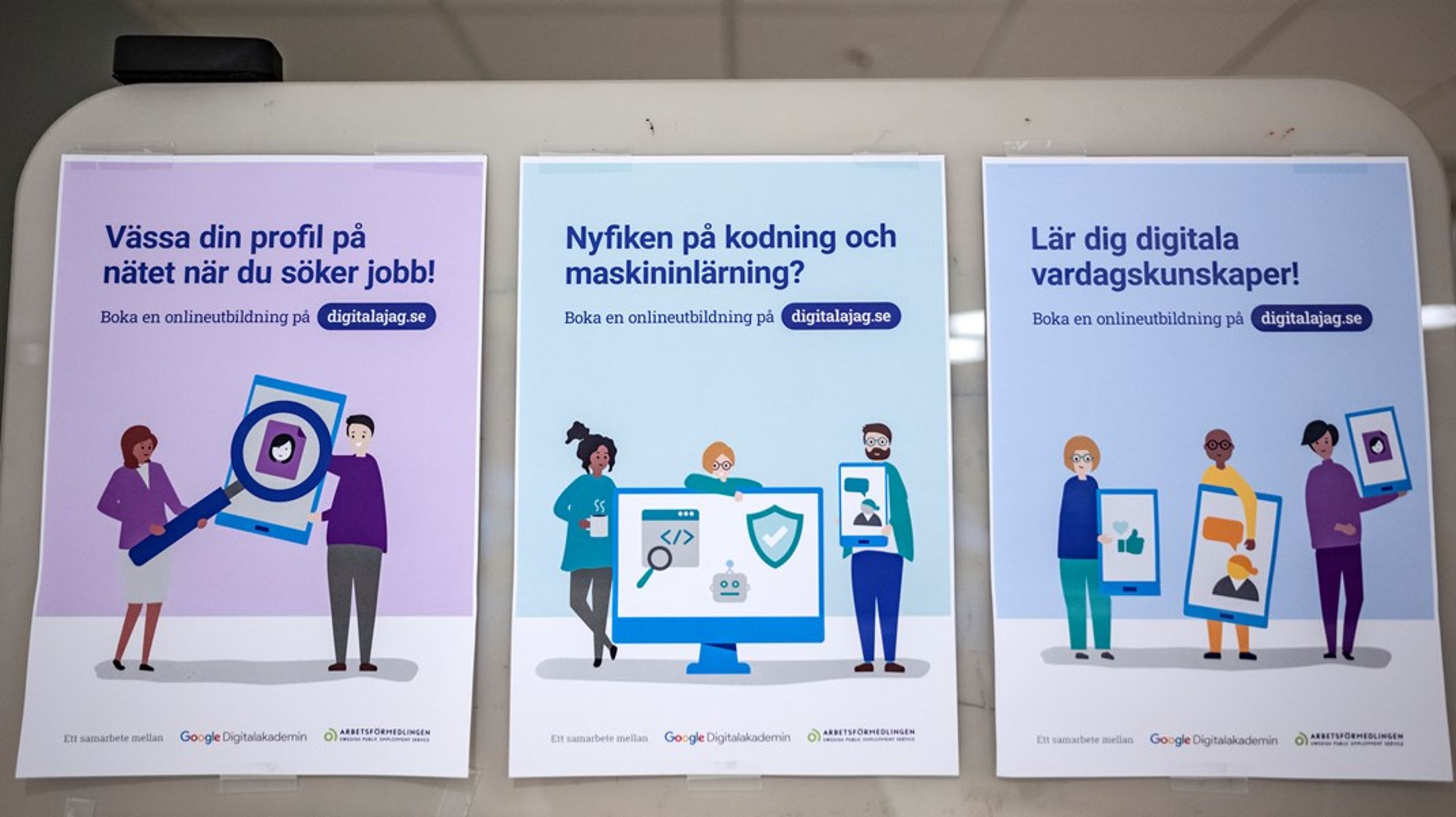 ”Arbetsförmedlingen har ansvaret för de arbetsmarknadspolitiska insatserna i Sverige. Men landets kommuner har i flera decennier sett hur Arbetsförmedlingen drar sig tillbaka.”