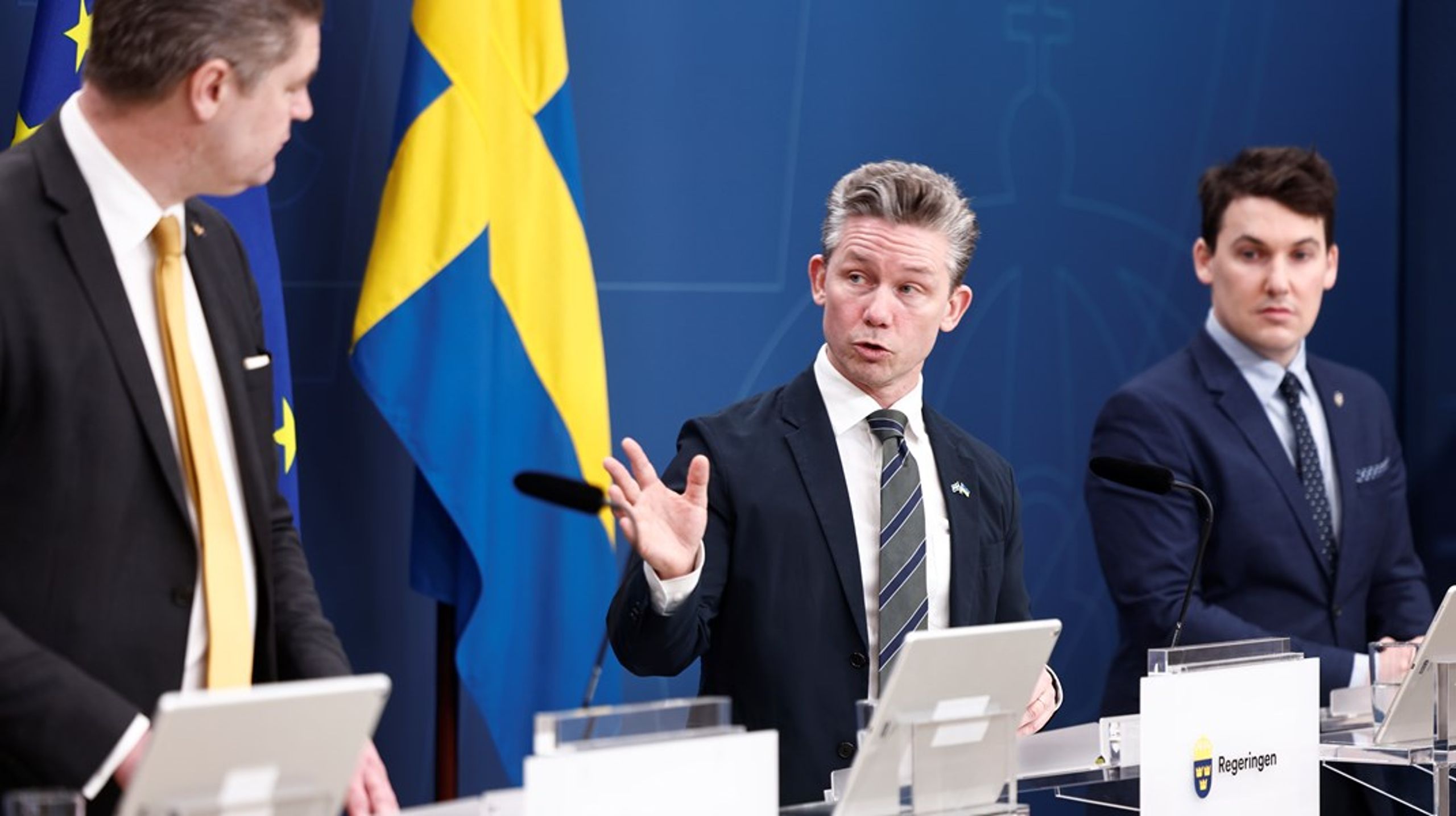 Oscar Sjöstedt (SD), försvarsminister Pål Jonson (M),&nbsp;och Joar Forssell (L) vid tisdagsmorgonens pressträff. KD representerades av Mikael Oscarsson.