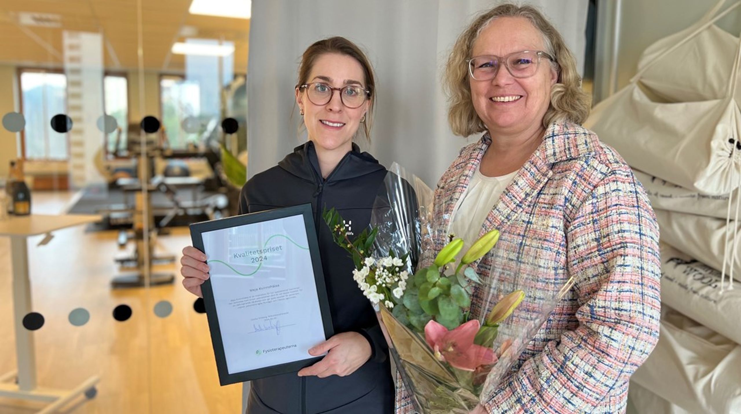 Meja Kvinnohälsa tilldelas Kvalitetspriset 2024 och fick ta emot priset av förbundsordförande Cecilia Winberg.