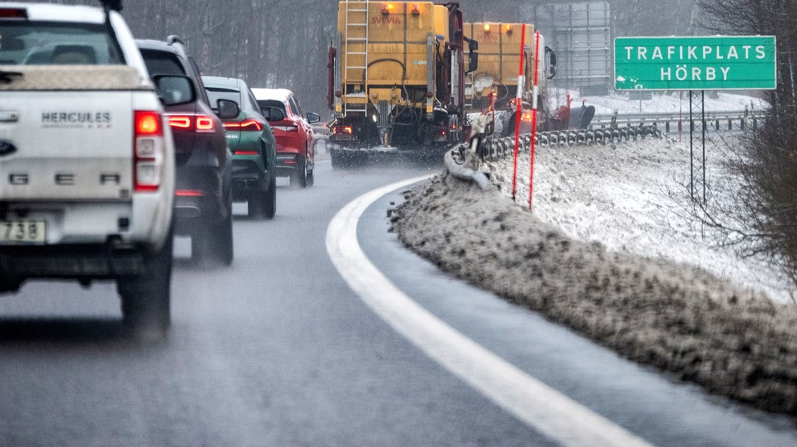 Slitage av vägbana, och utsläppen från förbränningsmotorer, är några av de största utsläppskällorna i Sverige. <br>