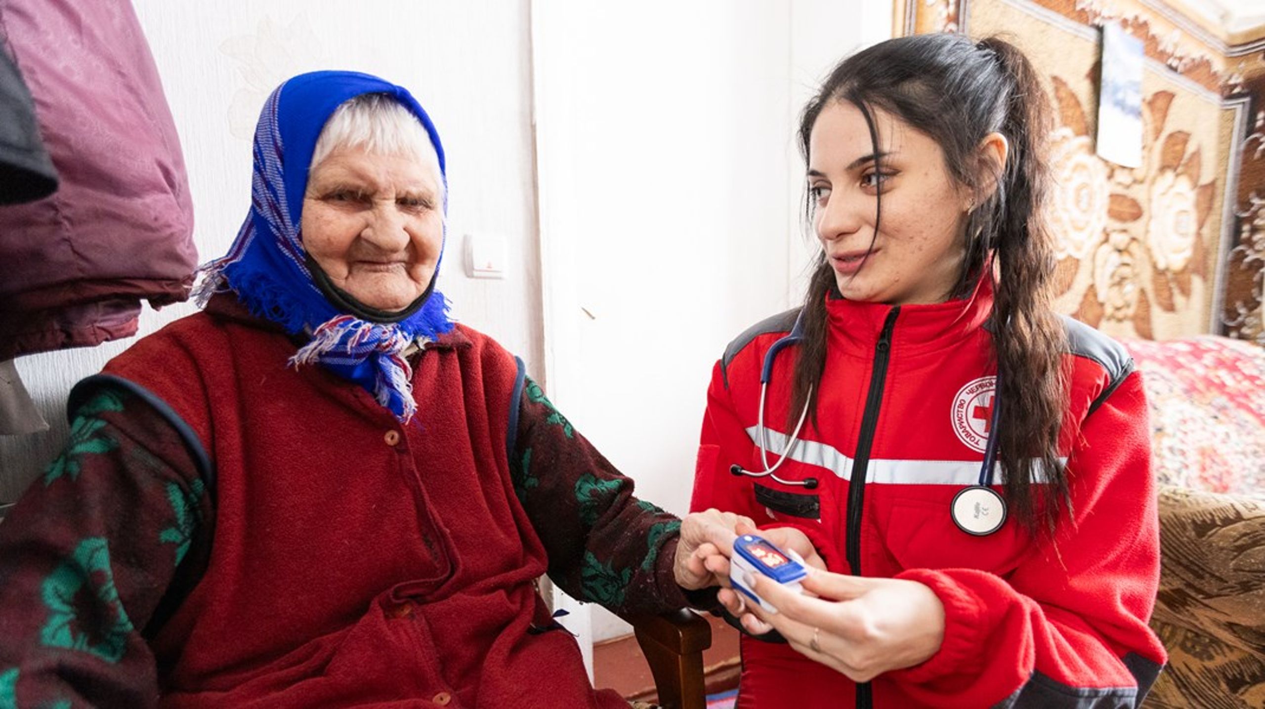 98-åriga Fedora Opanasenko får besök
av Röda Korsets mobila team i by Kurmany utanför Sumy, ett par mil från gränsen
till Ryssland. Jerena Moshenska gör hälsokontrollen. <br>