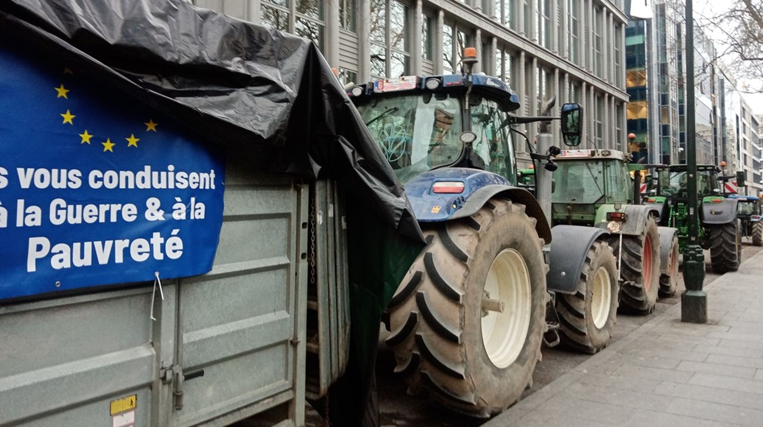 Upp mot 1 500 jordbruksfordon förväntas försöka ta sig till EU-kvarteren i Bryssel på måndagen när EU:s jordbruksministrar träffas för att diskutera ett kommissionsförslag om att minska byråkratin för sektorn och förenkla skyldigheter som jordbrukare måste uppfylla för att få EU-medel.