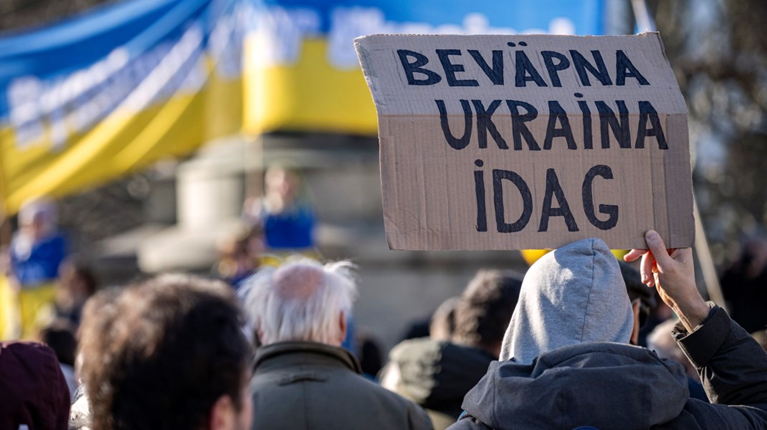 Bild från en demonstration till stöd för Ukraina på Stortorget i Malmö på tvåårsdagen av&nbsp;Rysslands fullskaliga invasion i Ukraina. Är politikerna redo att göra det som skylten säger, frågar sig debattören.