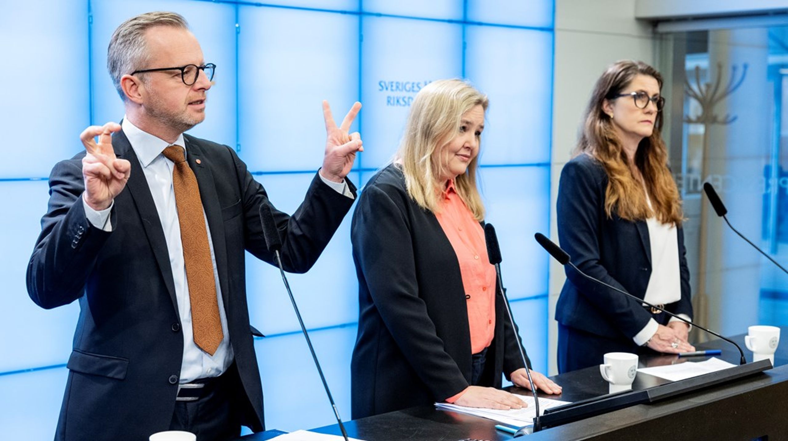 Mikael Damberg (S), Ida Gabrielsson (V) och Janine Alm Ericson (MP)&nbsp; kräver att statsministern skyndsamt ger regionerna besked om sjukvården.