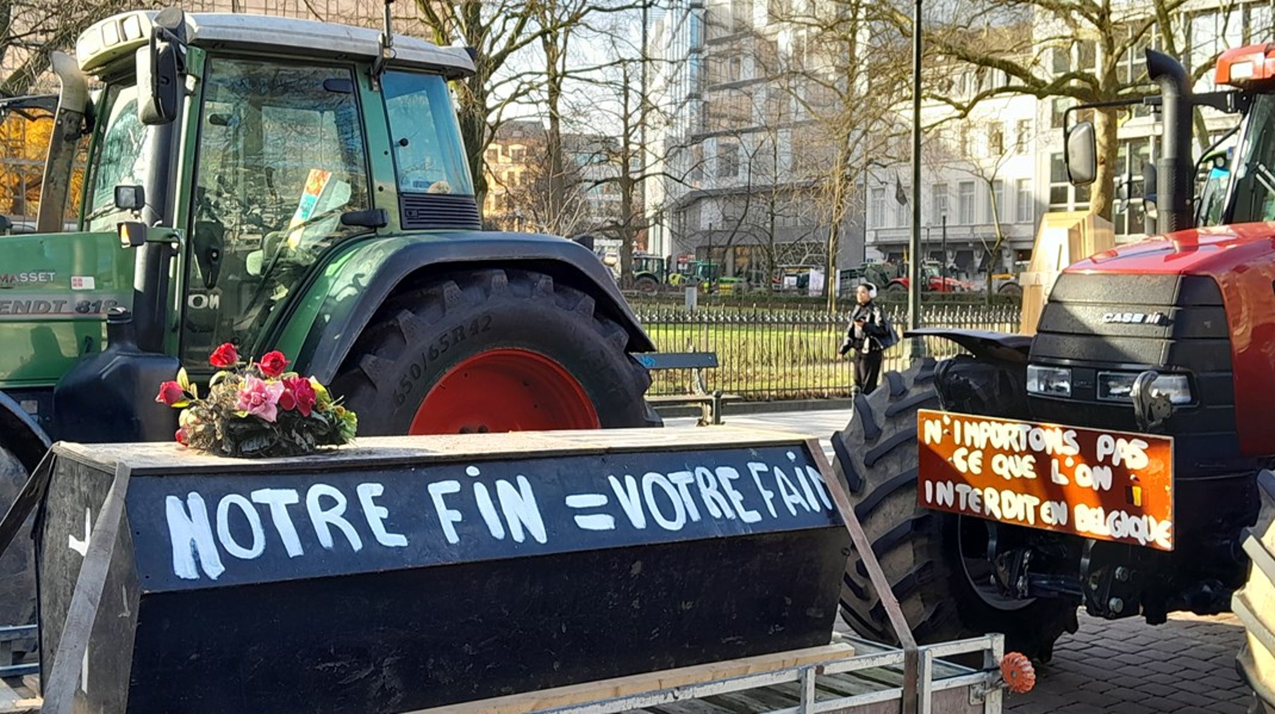 Den 26 februari ska runt 900 traktorer ha blockerat trafiken i Bryssel, den 1 februari var det cirka 1 300. Slagordet "vår död = er hunger", som här syns på en kista, förekom på flera skyltar under protesterna.<br>