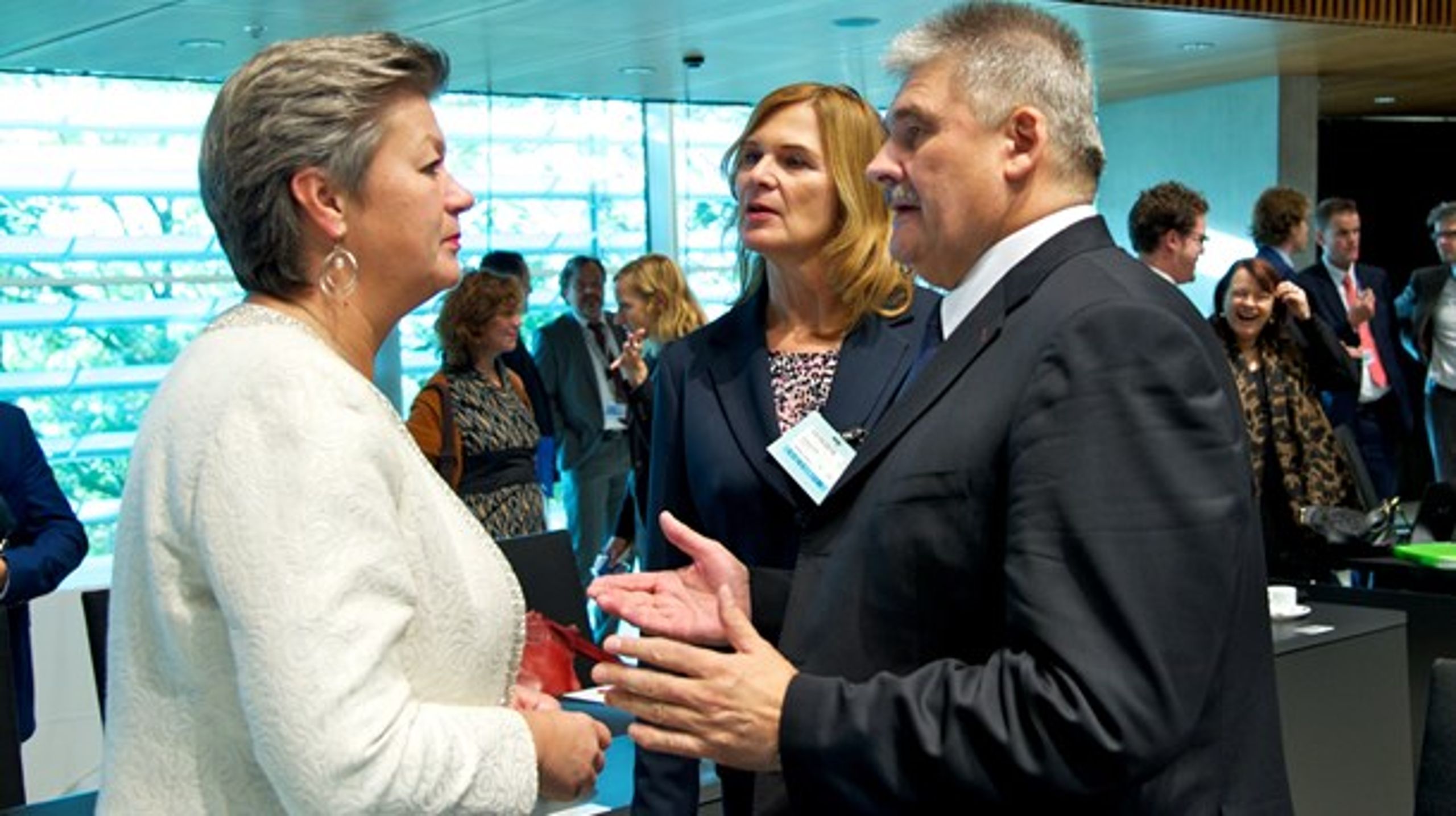 Arbetsmarknadsminister Ylva Johansson i samtal med Jan Richter, Slovakiens arbetsmarknadsminister.