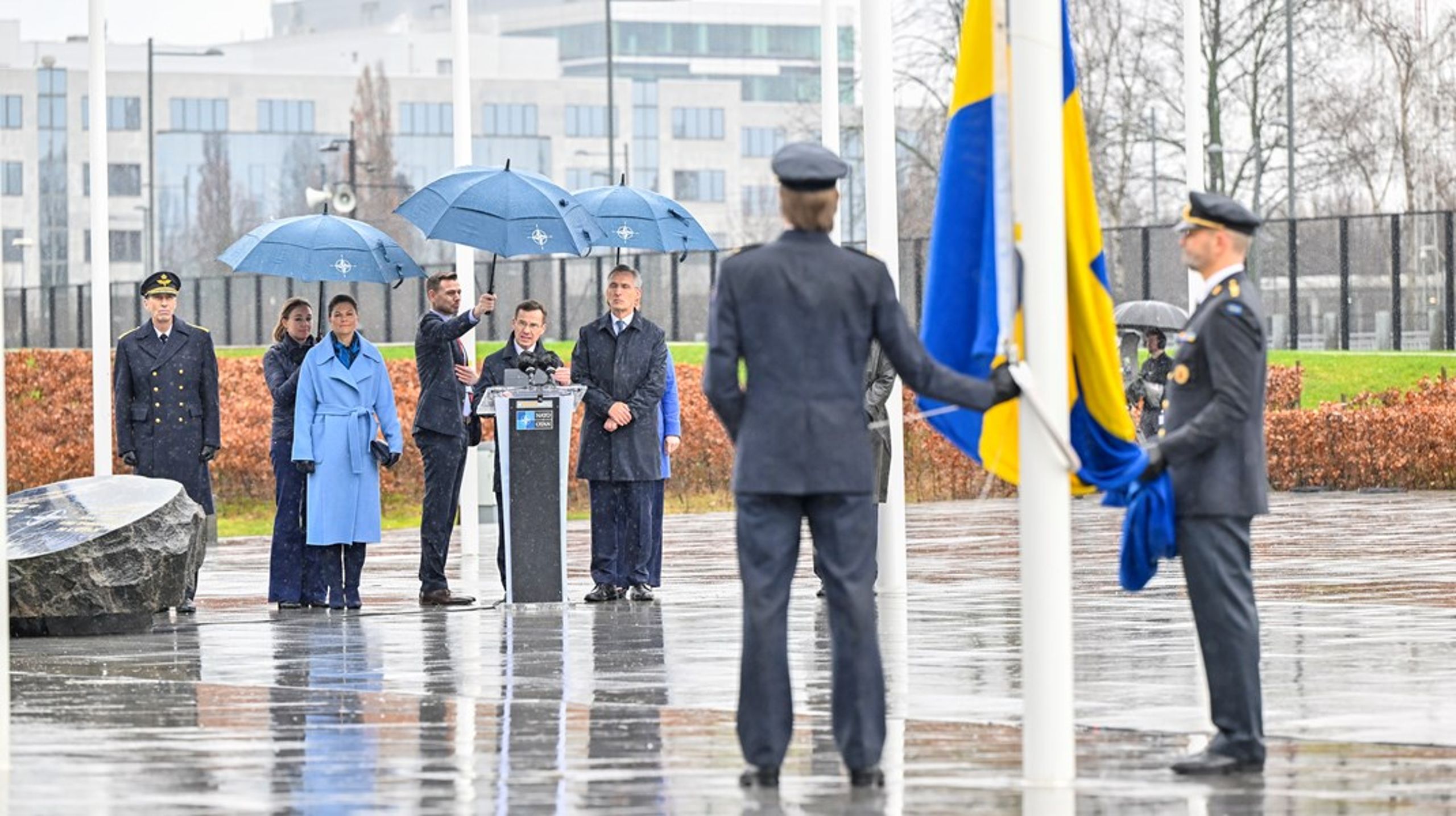 Ingen solskenshistoria. Vädrets makter var inte med Sverige och Nato denna historiska dag.